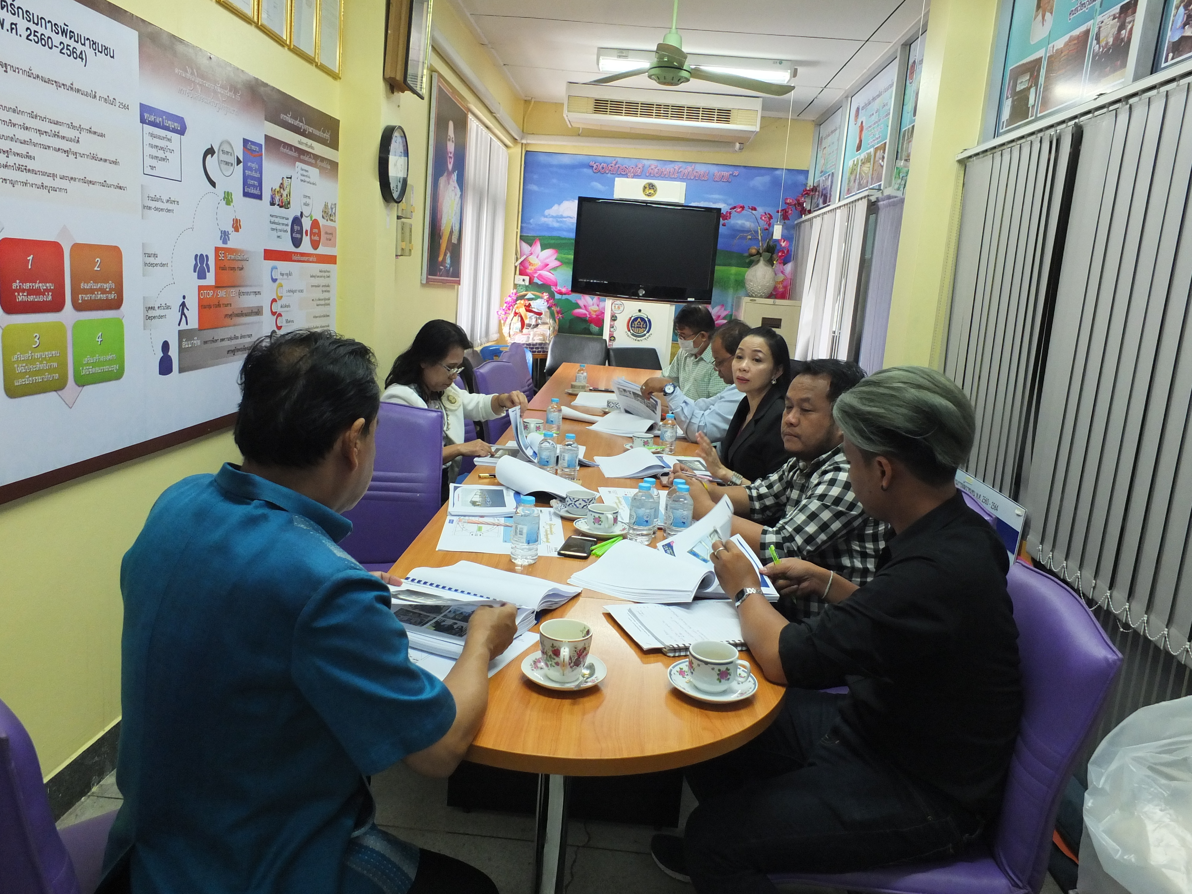 @ปทุมธานี “ประชุมพิจารณาการออกแบบงานตามโครงการส่งเสริมการจำหน่ายสินค้า OTOP เชื่อมโยงแหล่งท่องเที่ยวชุมชน”