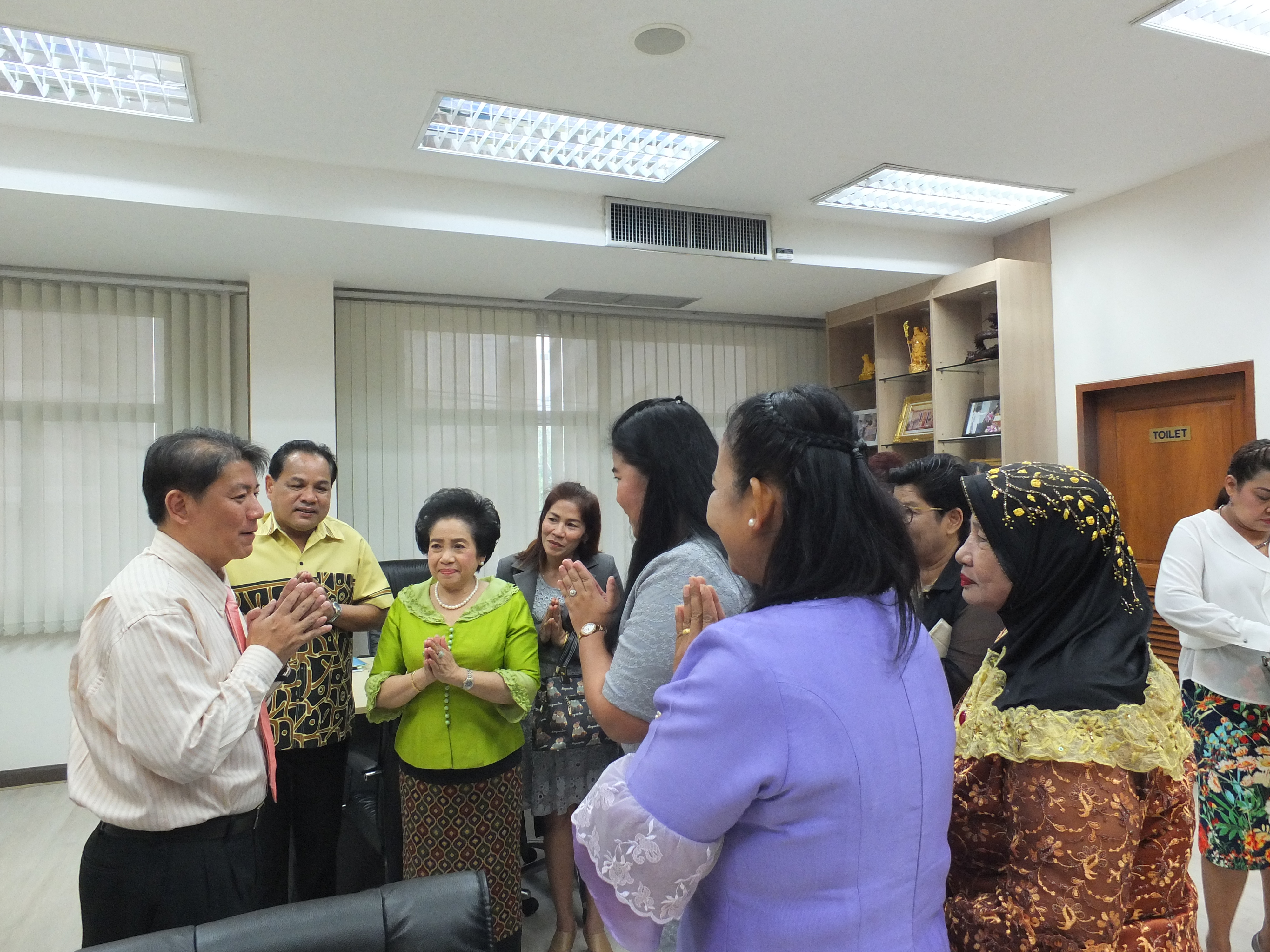 @ปทุมธานี “คณะกรรมการพัฒนาสตรีจังหวัดปทุมธานี มอบกระเช้าและรับฟังแนวทางการดำเนินงานการพัฒนาสตรี จากรองผู้ว่าราชการจังหวัดปทุมธานี”