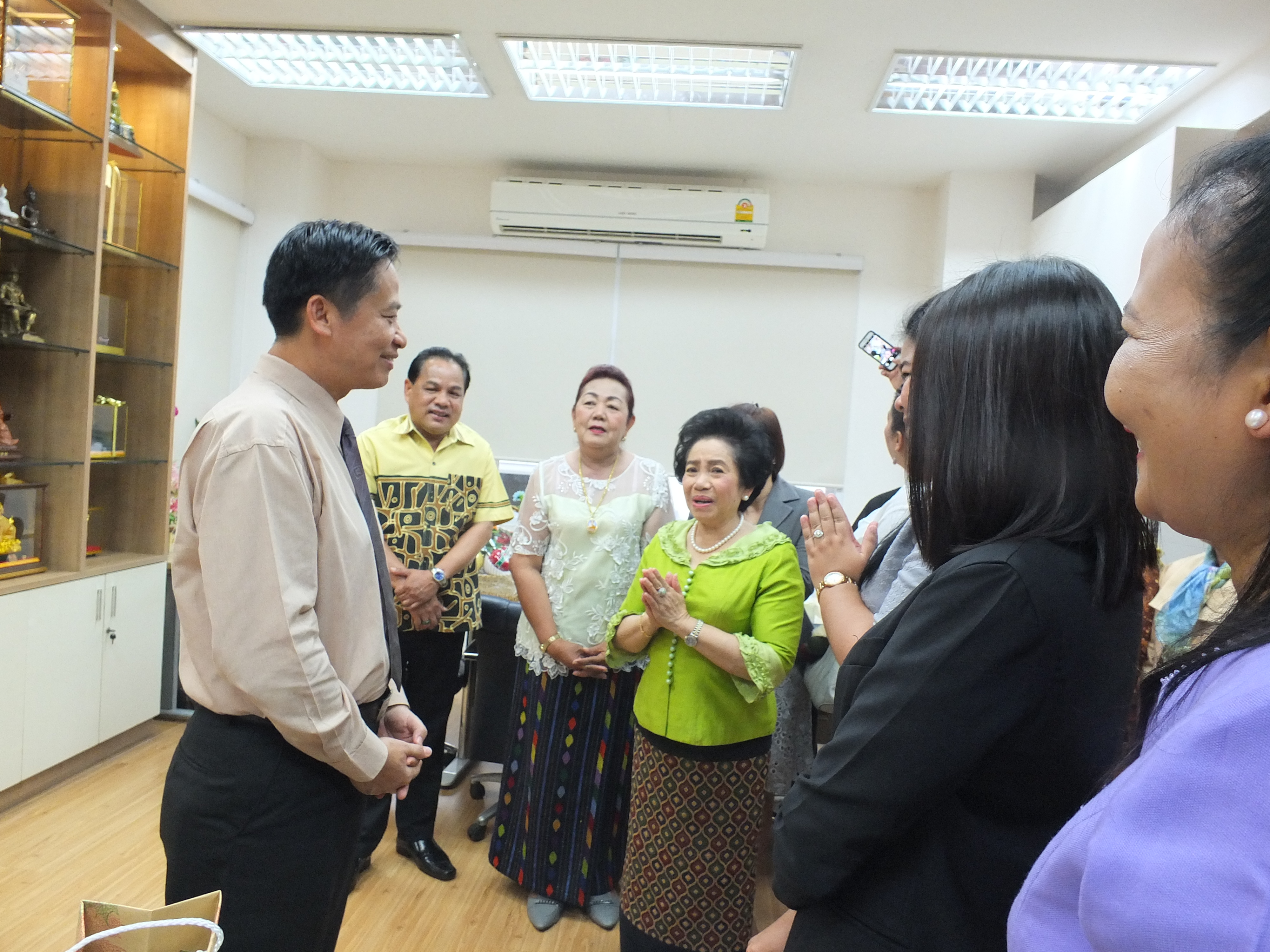 @ปทุมธานี “คณะกรรมการพัฒนาสตรีจังหวัดปทุมธานี มอบกระเช้าและรับฟังแนวทางการดำเนินงานการพัฒนาสตรี จากรองผู้ว่าราชการจังหวัดปทุมธานี”