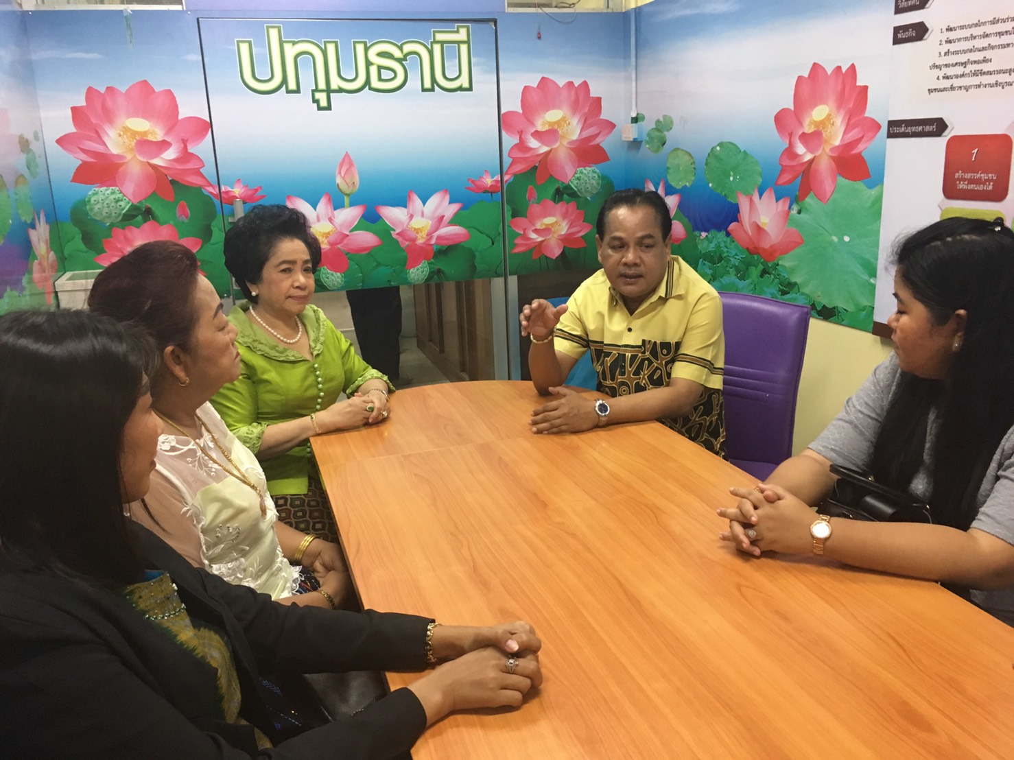 @ปทุมธานี “สำนักงานพัฒนาชุมชนจังหวัดปทุมธานี รับมอบกระเช้าพร้อมให้คำแนะนำแนวทางการดำเนินงานแก่คณะกรรมการพัฒนาสตรีจังหวัดปทุมธานี”