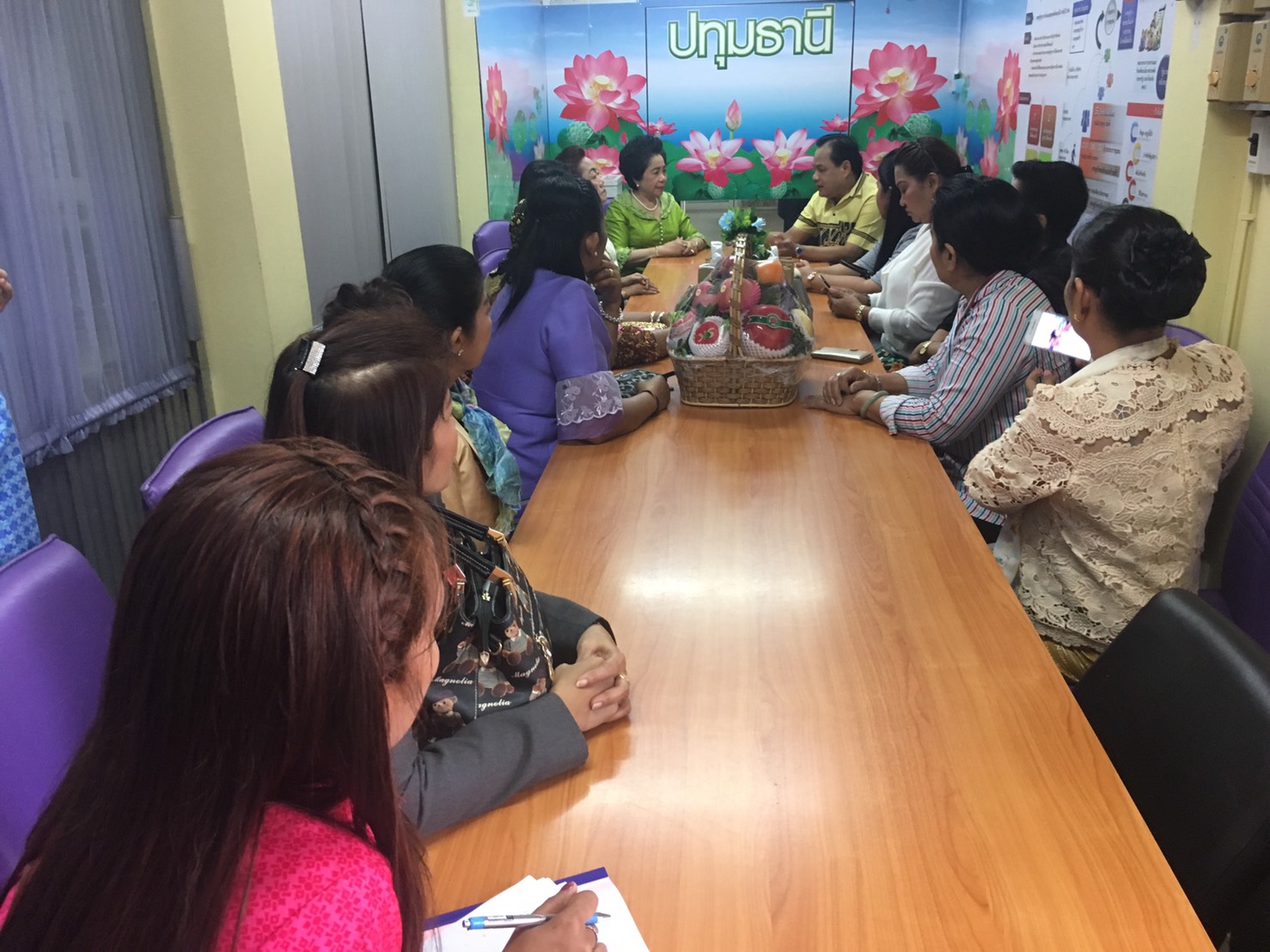 @ปทุมธานี “สำนักงานพัฒนาชุมชนจังหวัดปทุมธานี รับมอบกระเช้าพร้อมให้คำแนะนำแนวทางการดำเนินงานแก่คณะกรรมการพัฒนาสตรีจังหวัดปทุมธานี”