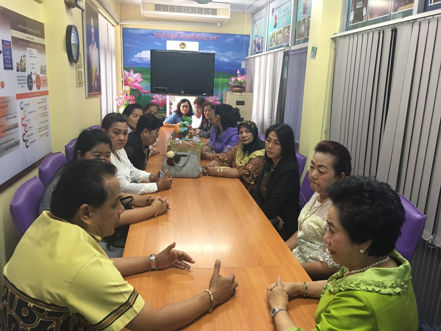 @ปทุมธานี “สำนักงานพัฒนาชุมชนจังหวัดปทุมธานี รับมอบกระเช้าพร้อมให้คำแนะนำแนวทางการดำเนินงานแก่คณะกรรมการพัฒนาสตรีจังหวัดปทุมธานี”