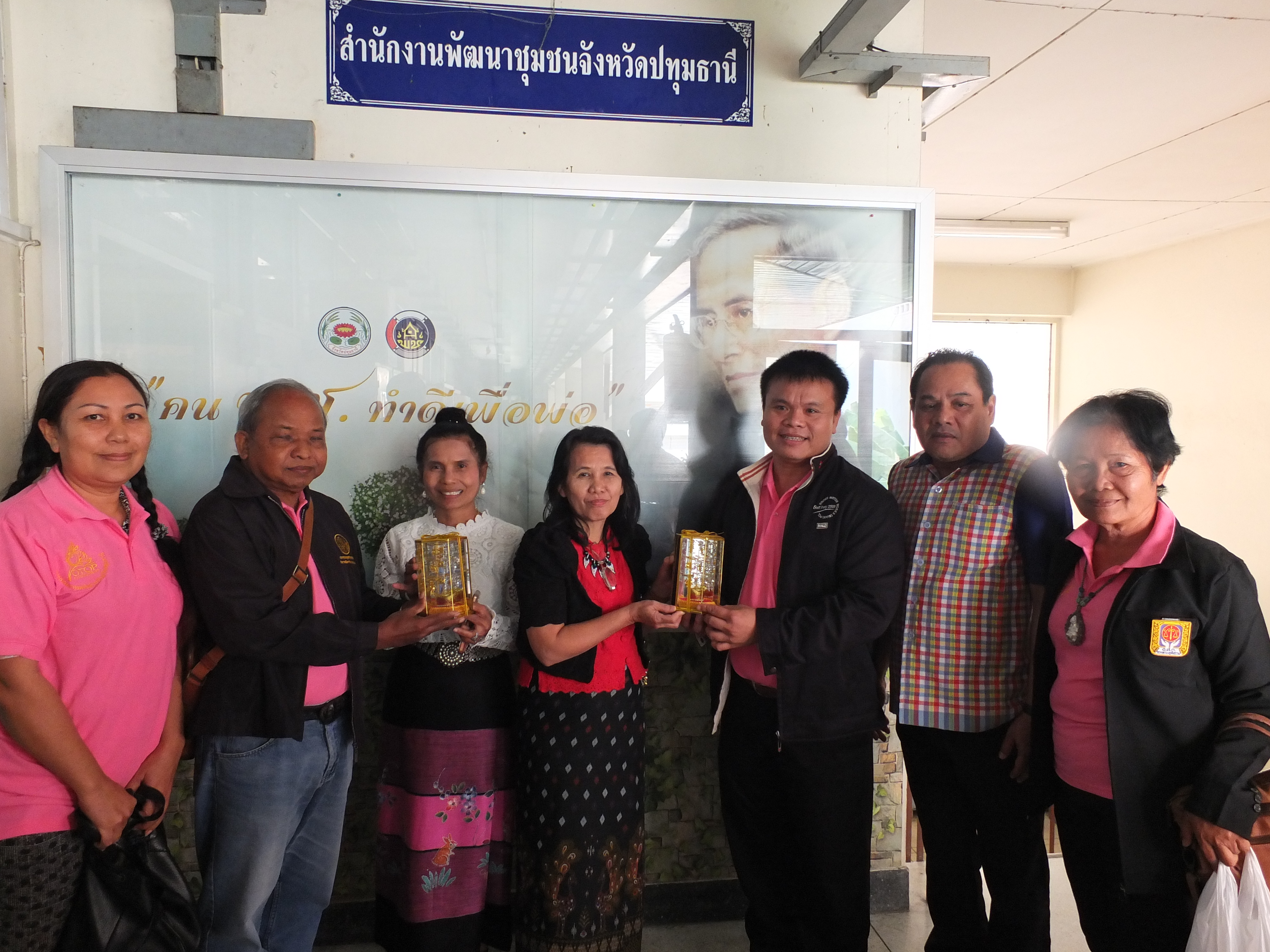 @ปทุมธานี “คณะกรรมการเครือข่าย OTOP จังหวัดปทุมธานี มอบกระเช้าอวยพรปีใหม่ 2561”