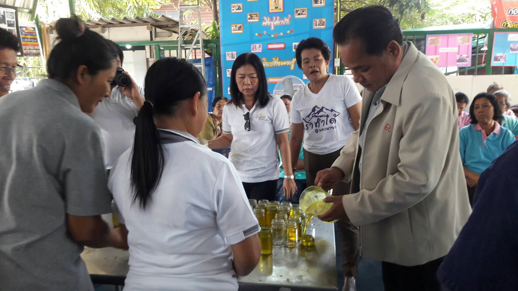 @ปทุมธานี “สำนักงานพัฒนาชุมชนจังหวัดปทุมธานี เยี่ยมกลุ่มสัมมาชีพชุมชน และร่วมกิจกรรมสาธิตการทำยาหม่องสมุนไพร ตามโครงการ CDD Mobile”
