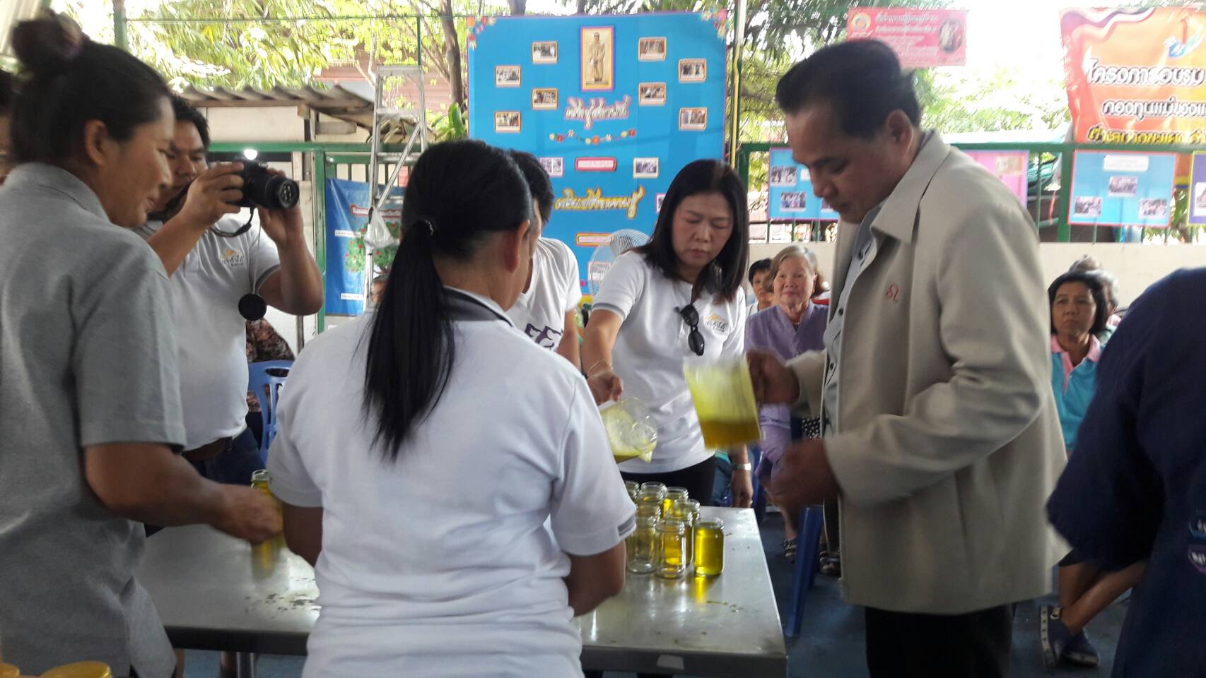 @ปทุมธานี “สำนักงานพัฒนาชุมชนจังหวัดปทุมธานี เยี่ยมกลุ่มสัมมาชีพชุมชน และร่วมกิจกรรมสาธิตการทำยาหม่องสมุนไพร ตามโครงการ CDD Mobile”