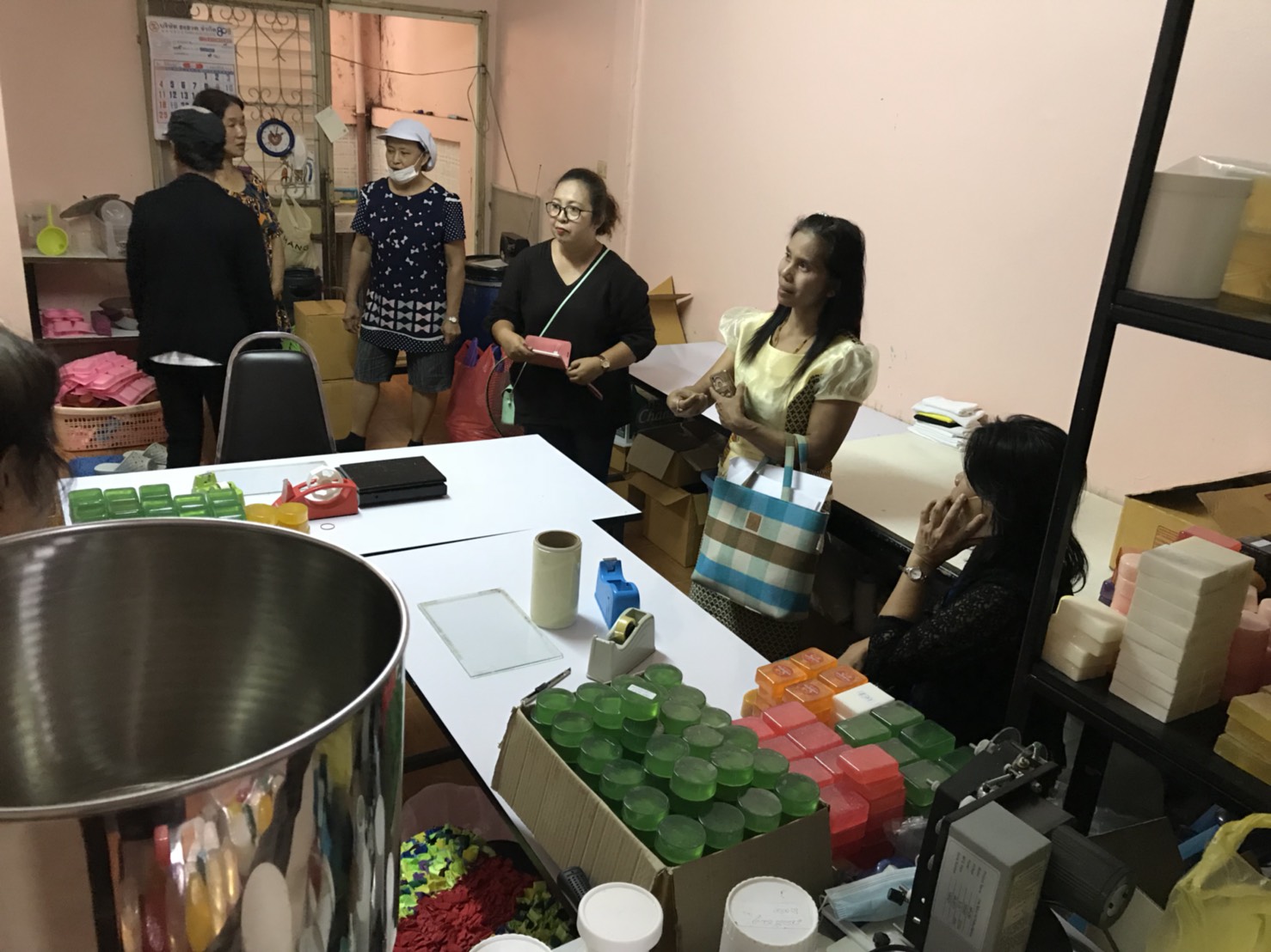 @ปทุมธานี “สำนักงานพัฒนาชุมชนจังหวัดปทุมธานี ติดตามและประเมินผล ให้คำปรึกษาผู้ผลิต ผู้ประกอบการ OTOP กลุ่มปรับตัวสู่การพัฒนา (กลุ่ม D) อำเภอสามโคก”