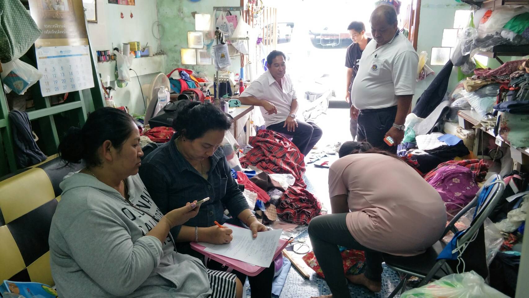 @ปทุมธานี “สำนักงานพัฒนาชุมชนจังหวัดปทุมธานี ติดตามกลุ่มเป้าหมายบริษัทประชารัฐฯ ปี 2561 กลุ่มสัมมาชีพเสื้อผ้าสำเร็จรูป และกลุ่มสตรีบ้านคลองสาม ขนมไทย/เบเกอรี่ ตามโครงการสนับสนุนการขับเคลื่อนการพัฒนาเศรษฐกิจฐานรากและประชารัฐ”