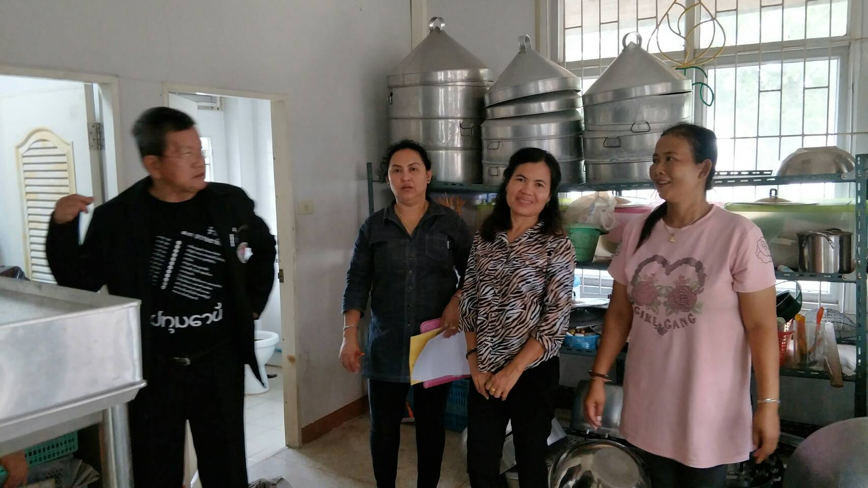 @ปทุมธานี “สำนักงานพัฒนาชุมชนจังหวัดปทุมธานี ติดตามกลุ่มเป้าหมายบริษัทประชารัฐฯ ปี 2561 กลุ่มสัมมาชีพเสื้อผ้าสำเร็จรูป และกลุ่มสตรีบ้านคลองสาม ขนมไทย/เบเกอรี่ ตามโครงการสนับสนุนการขับเคลื่อนการพัฒนาเศรษฐกิจฐานรากและประชารัฐ”