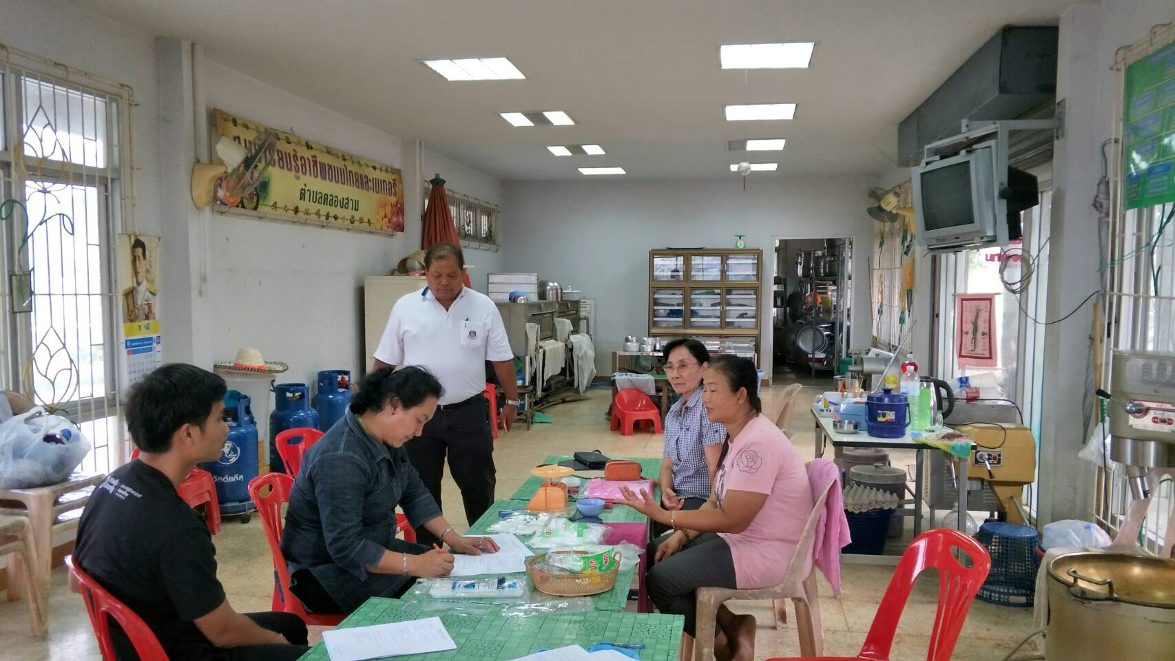 @ปทุมธานี “สำนักงานพัฒนาชุมชนจังหวัดปทุมธานี ติดตามกลุ่มเป้าหมายบริษัทประชารัฐฯ ปี 2561 กลุ่มสัมมาชีพเสื้อผ้าสำเร็จรูป และกลุ่มสตรีบ้านคลองสาม ขนมไทย/เบเกอรี่ ตามโครงการสนับสนุนการขับเคลื่อนการพัฒนาเศรษฐกิจฐานรากและประชารัฐ”