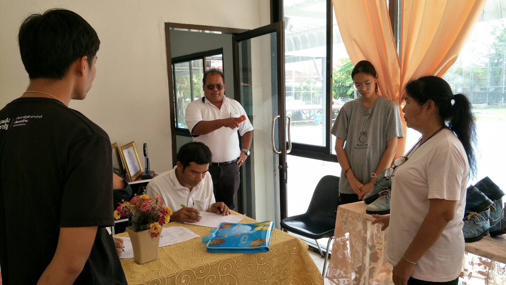 @ปทุมธานี “สำนักงานพัฒนาชุมชนจังหวัดปทุมธานี ติดตามกลุ่มเป้าหมายบริษัทประชารัฐฯ ปี 2561 กลุ่มสัมมาชีพสามวัยร่วมใจสามัคคี สบู่ พรหมเช็ดเท้า รองเท้าจากยีนส์ ตามโครงการสนับสนุนการขับเคลื่อนการพัฒนาเศรษฐกิจฐานรากและประชารัฐ”