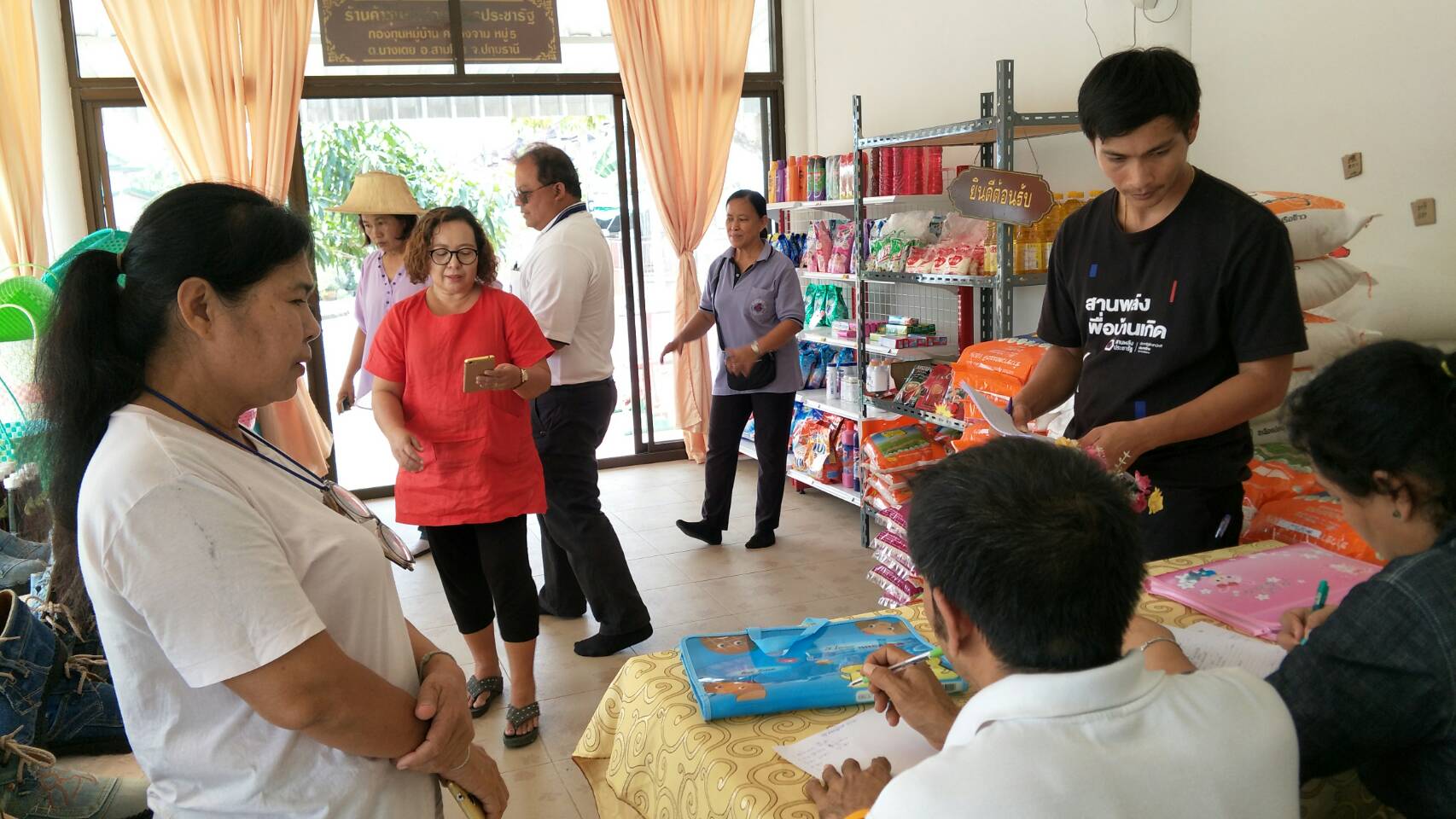 @ปทุมธานี “สำนักงานพัฒนาชุมชนจังหวัดปทุมธานี ติดตามกลุ่มเป้าหมายบริษัทประชารัฐฯ ปี 2561 กลุ่มสัมมาชีพสามวัยร่วมใจสามัคคี สบู่ พรหมเช็ดเท้า รองเท้าจากยีนส์ ตามโครงการสนับสนุนการขับเคลื่อนการพัฒนาเศรษฐกิจฐานรากและประชารัฐ”