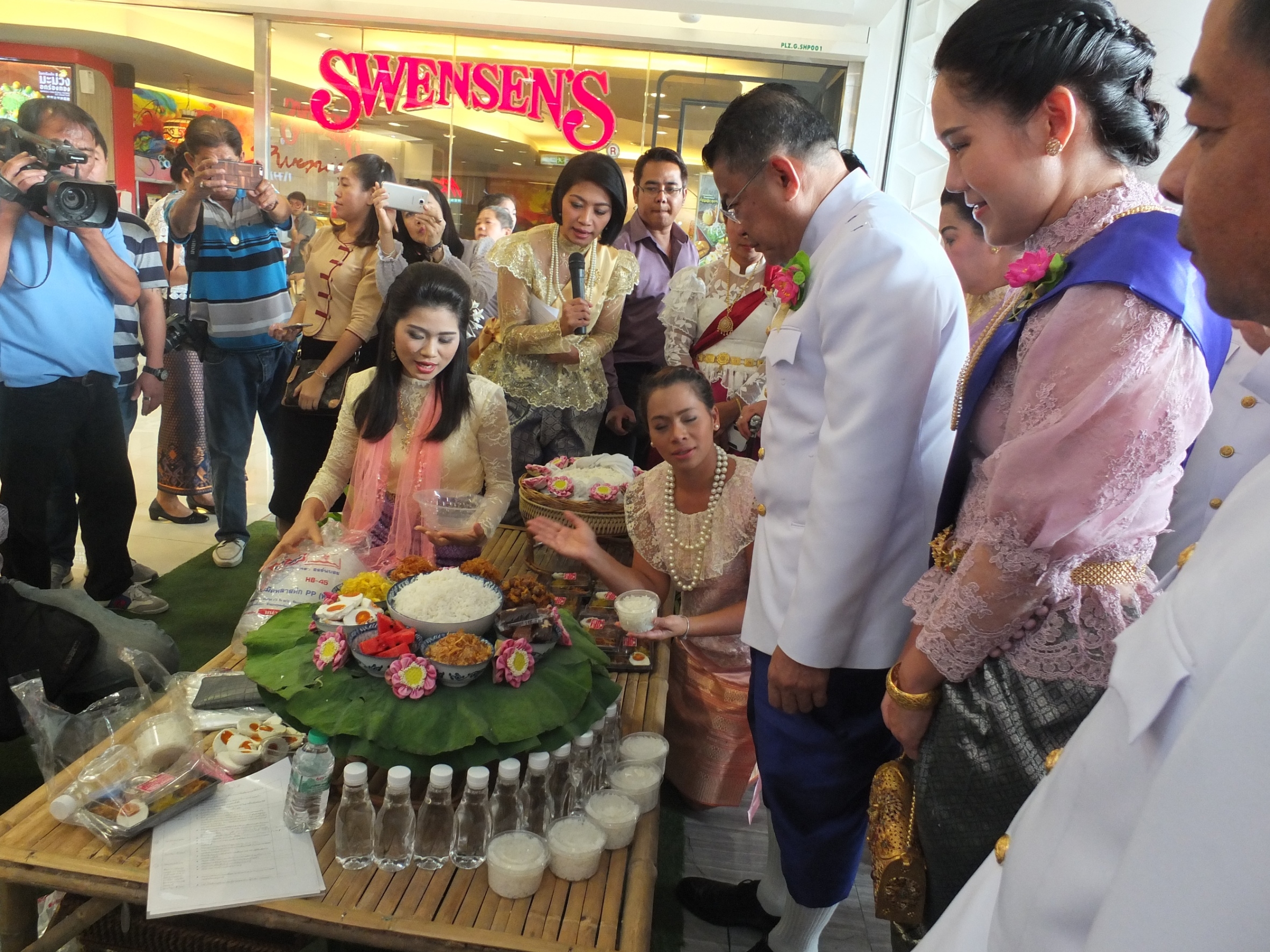 @ปทุมธานี “พิธีแถลงข่าวงานกาชาดจังหวัดและของดีเมืองปทุมธานี  “ตลาดไทยสู่ตลาดโลก”  ในวันที่ 30 มีนาคม – 8 เมษายน 2561 ณ ศูนย์การค้าฟิวเจอร์พาร์ค รังสิต”