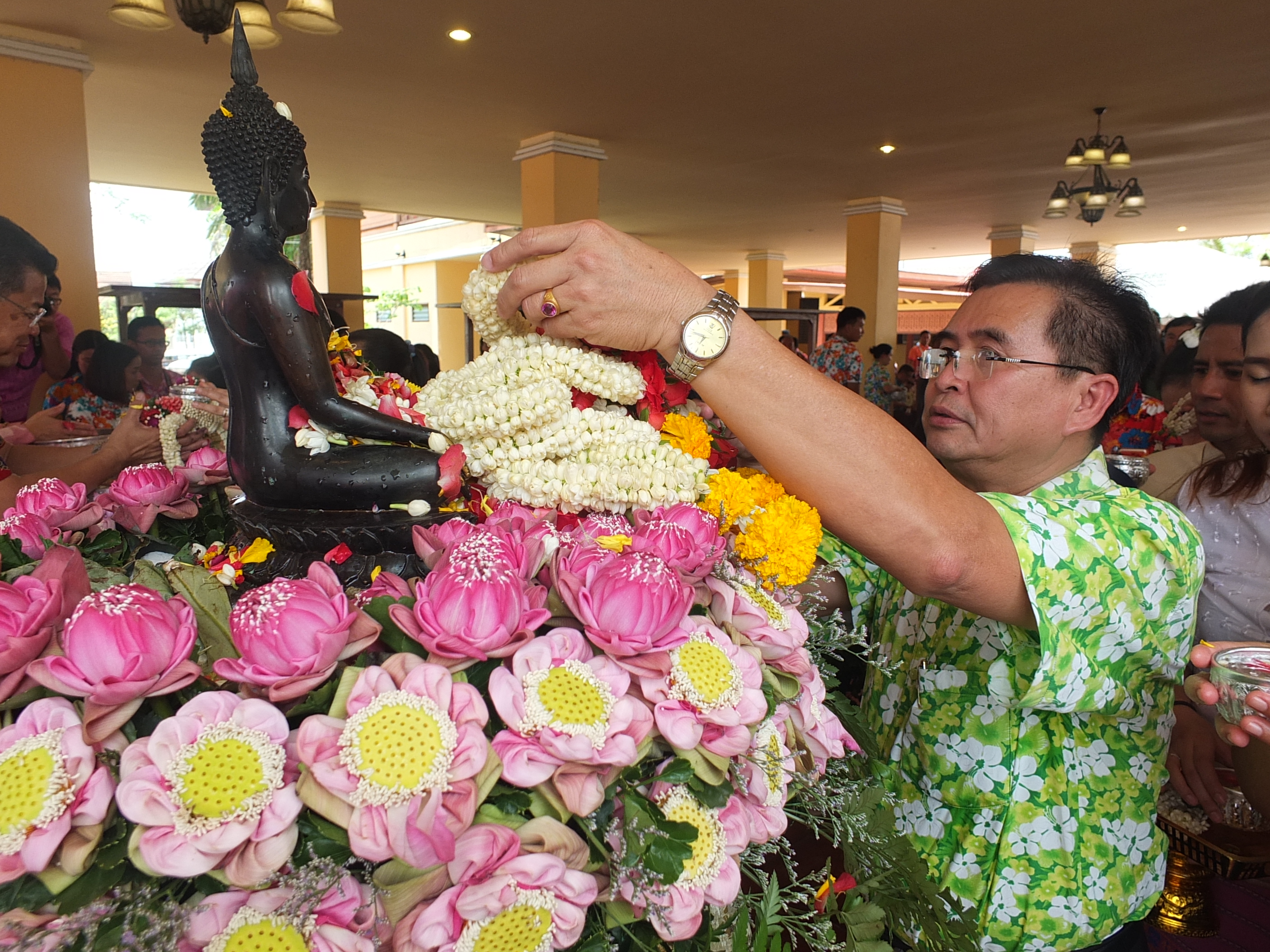 @ปทุมธานี “สำนักงานพัฒนาชุมชนจังหวัดปทุมธานี ร่วมพิธีรดน้ำดำหัวขอพรท่านผู้ว่าราชการจังหวัดปทุมธานี”