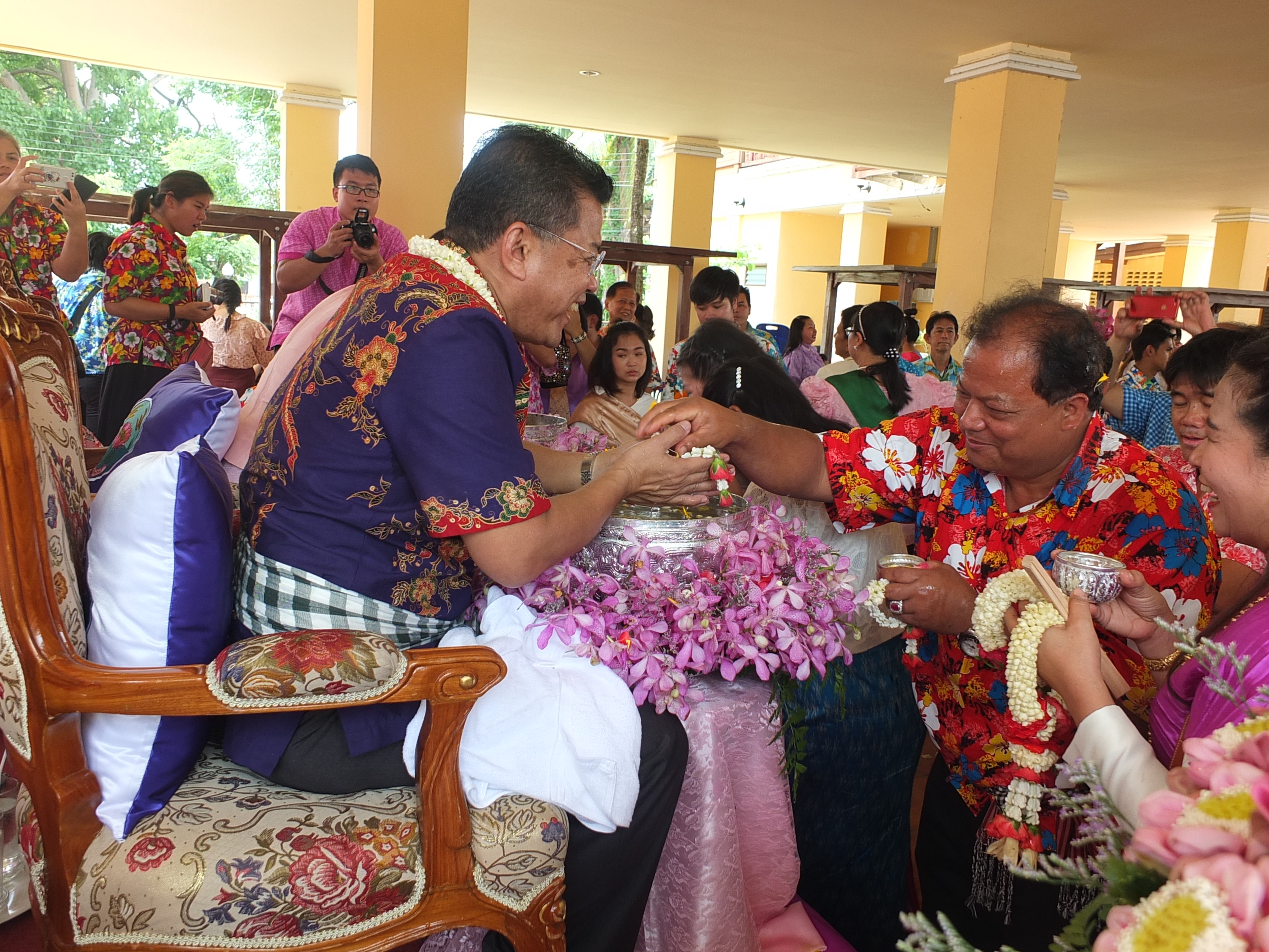 @ปทุมธานี “สำนักงานพัฒนาชุมชนจังหวัดปทุมธานี ร่วมพิธีรดน้ำดำหัวขอพรท่านผู้ว่าราชการจังหวัดปทุมธานี”