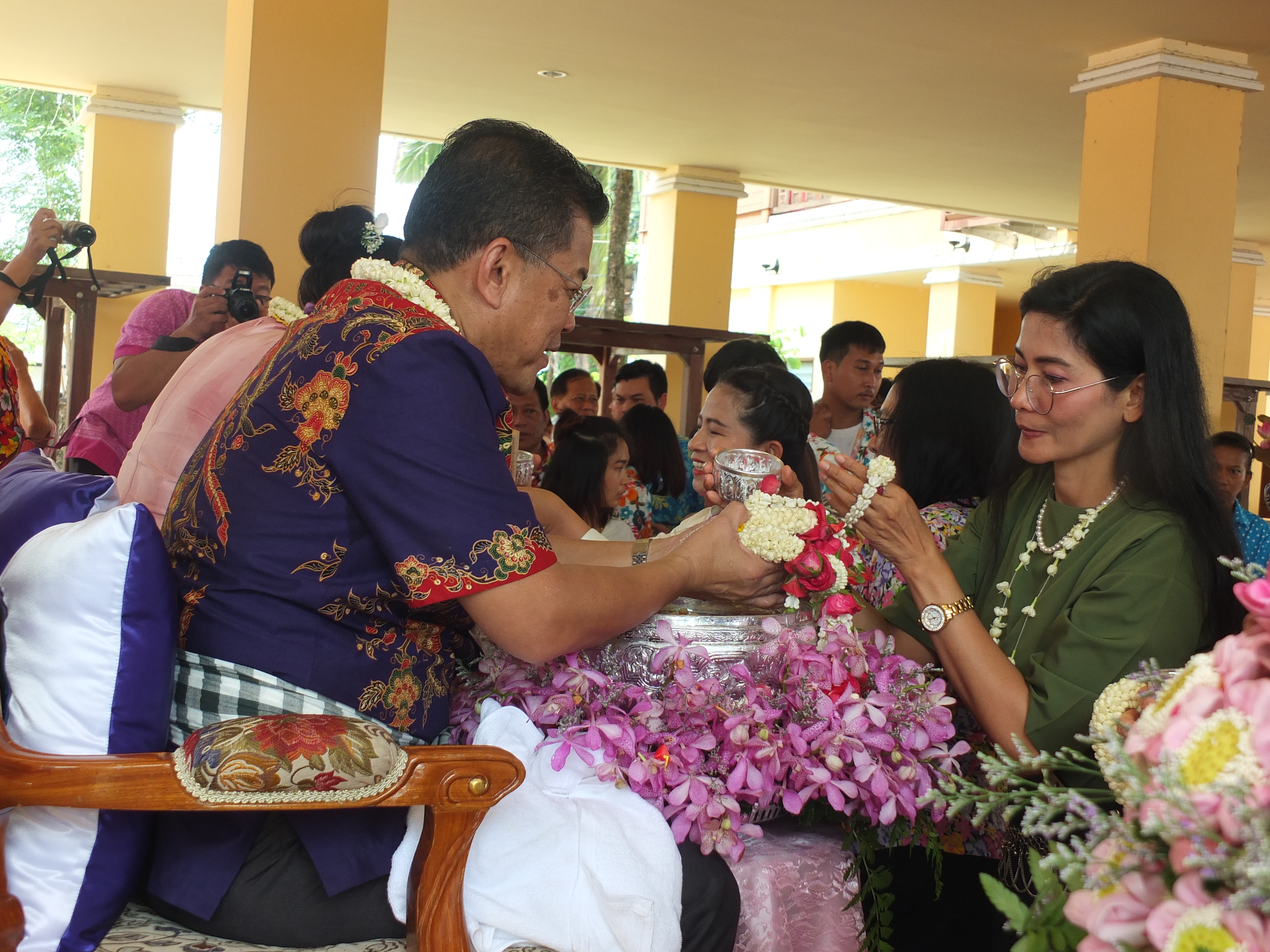 @ปทุมธานี “สำนักงานพัฒนาชุมชนจังหวัดปทุมธานี ร่วมพิธีรดน้ำดำหัวขอพรท่านผู้ว่าราชการจังหวัดปทุมธานี”