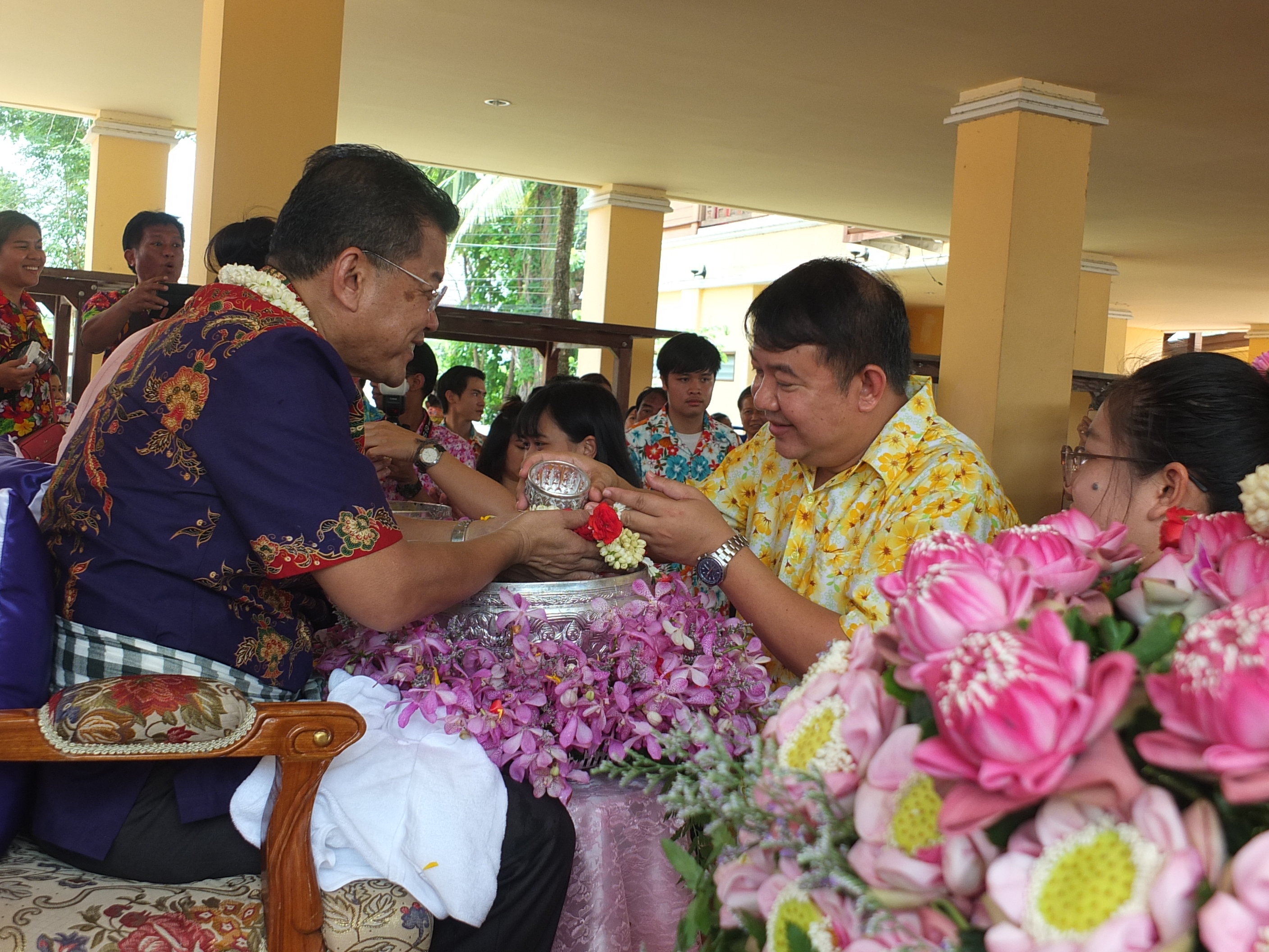 @ปทุมธานี “สำนักงานพัฒนาชุมชนจังหวัดปทุมธานี ร่วมพิธีรดน้ำดำหัวขอพรท่านผู้ว่าราชการจังหวัดปทุมธานี”