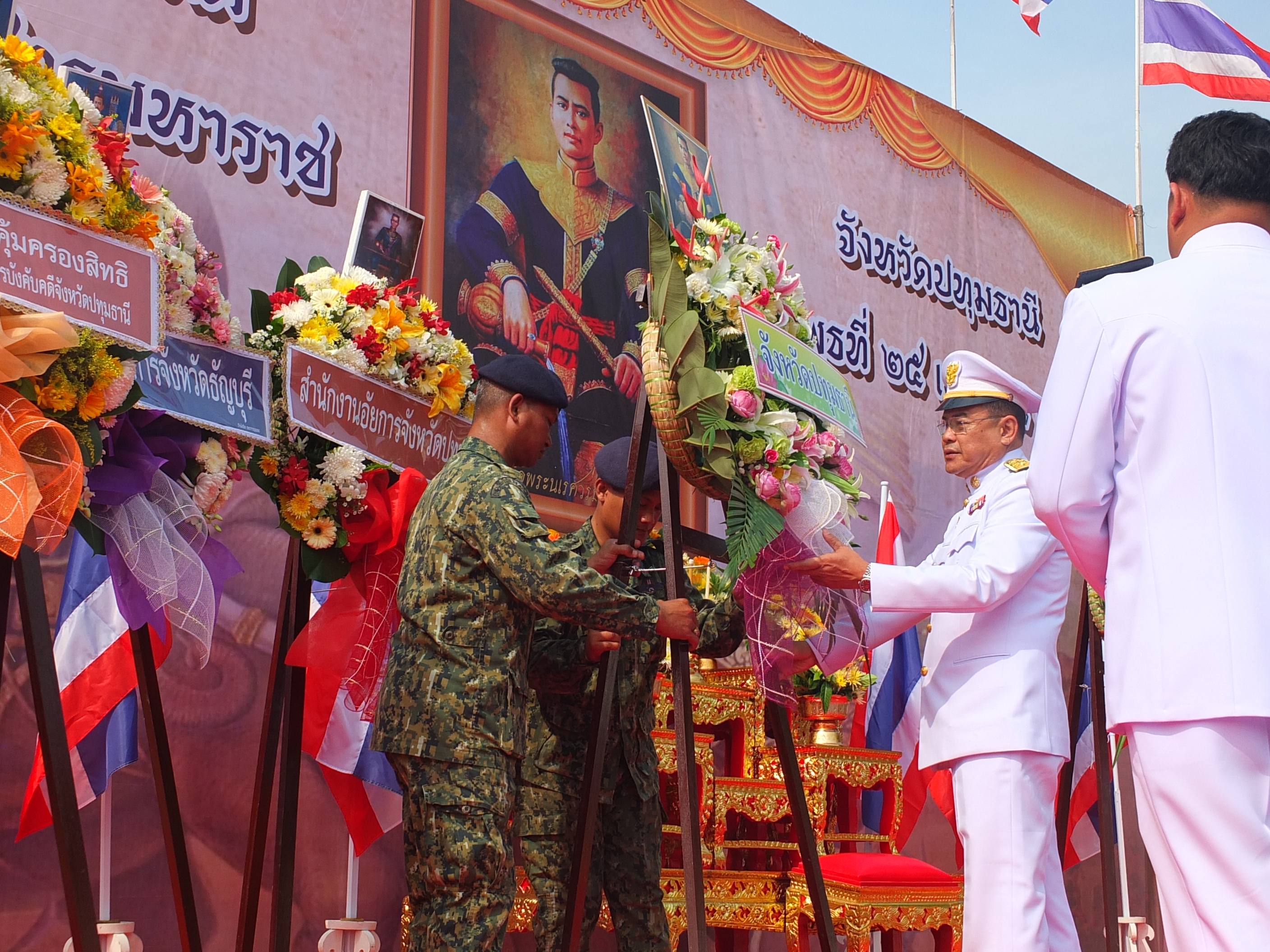 @ปทุมธานี “สำนักงานพัฒนาชุมชนจังหวัดปทุมธานี ร่วมพิธีวางพวงมาลาถวายราชสักการะ เนื่องในวันคล้ายวันสวรรคตสมเด็จพระนเรศวรมหาราช”