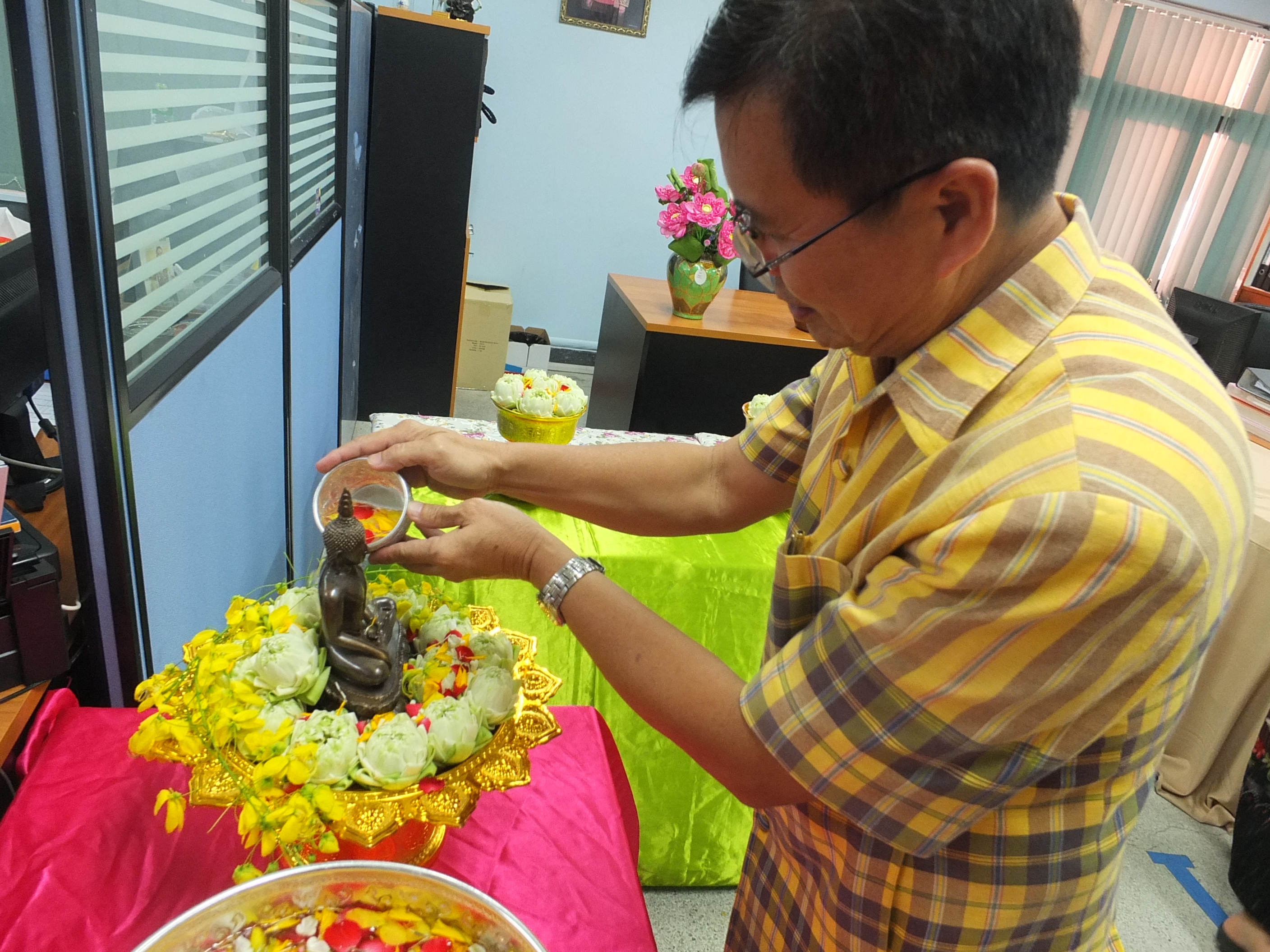 @ปทุมธานี “สำนักงานพัฒนาชุมชนจังหวัดปทุมธานี รดน้ำดำหัว ขอพรท่านพัฒนาการจังหวัดปทุมธานี สืบสานประเพณีสงกรานต์”
