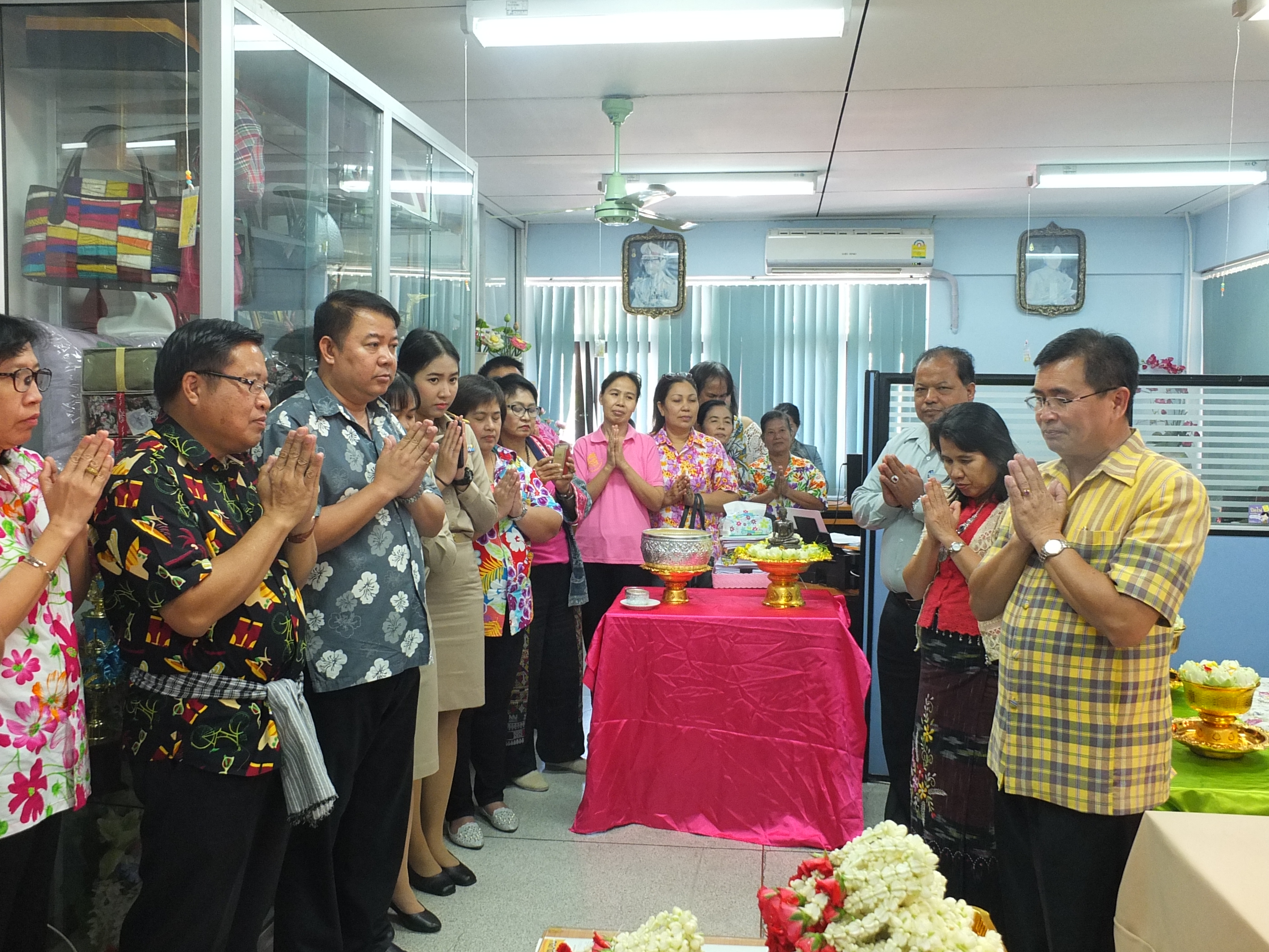 @ปทุมธานี “สำนักงานพัฒนาชุมชนจังหวัดปทุมธานี รดน้ำดำหัว ขอพรท่านพัฒนาการจังหวัดปทุมธานี สืบสานประเพณีสงกรานต์”