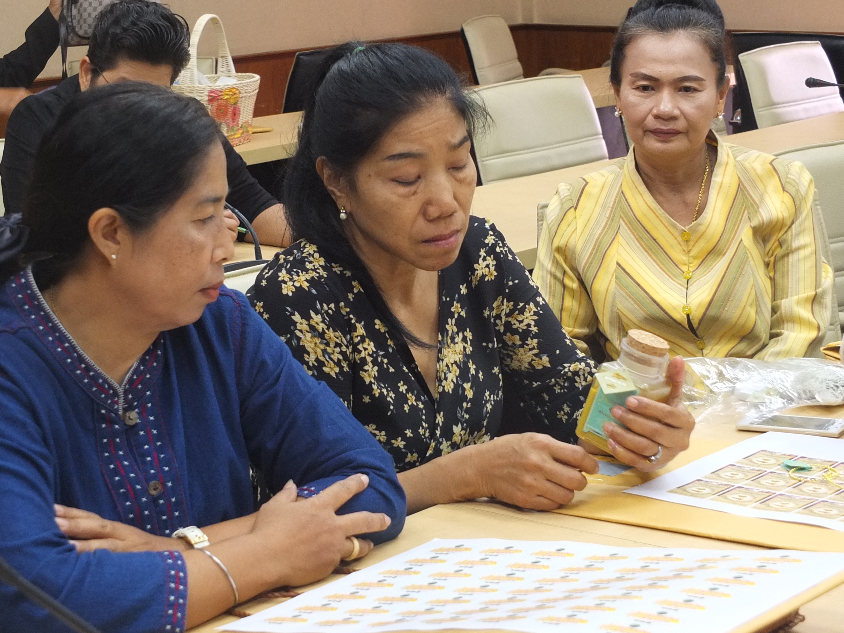 @ปทุมธานี “สำนักงานพัฒนาชุมชนจังหวัดปทุมธานี ดำเนินการส่งมอบผลิตภัณฑ์ ตามโครงการพัฒนาคุณภาพมาตรฐานผลิตภัณฑ์ OTOP กลุ่มปรับตัวสู่การพัฒนา (กลุ่ม D)”