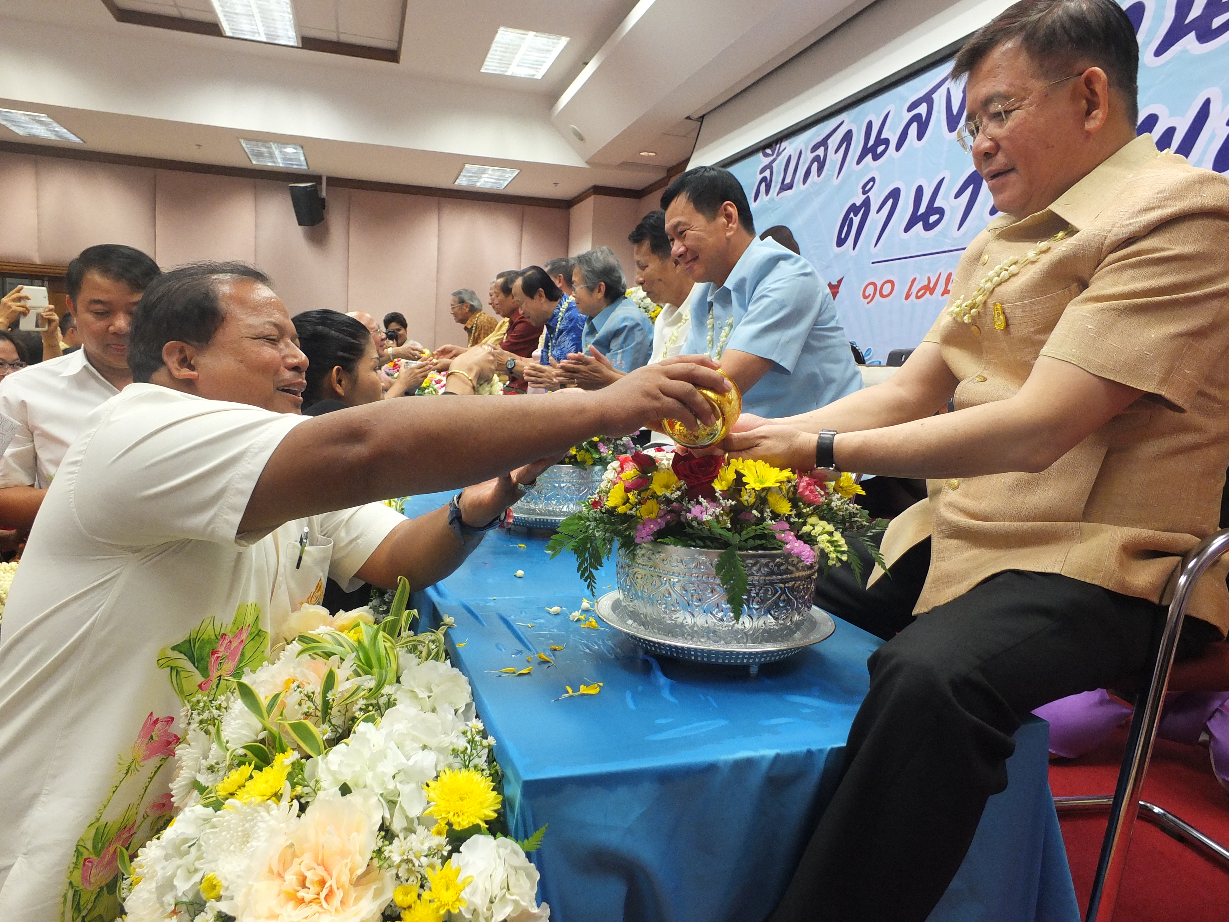 @ปทุมธานี “สำนักงานพัฒนาชุมชนจังหวัดปทุมธานี ร่วมพิธีรดน้ำดำหัวขอพรท่านอธิบดีและผู้บริหารกรมการพัฒนาชุมชน”