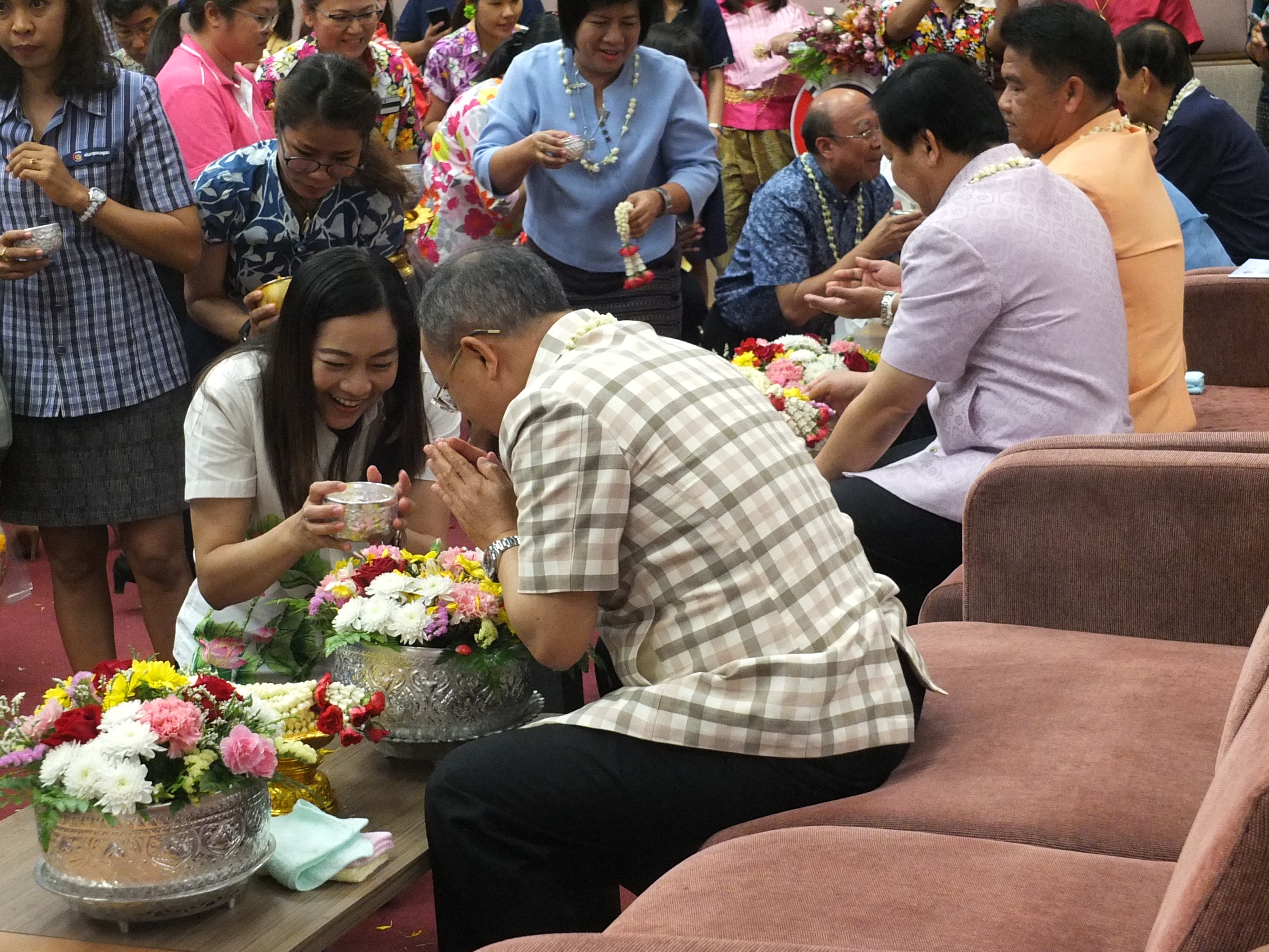@ปทุมธานี “สำนักงานพัฒนาชุมชนจังหวัดปทุมธานี ร่วมพิธีรดน้ำดำหัวขอพรท่านอธิบดีและผู้บริหารกรมการพัฒนาชุมชน”