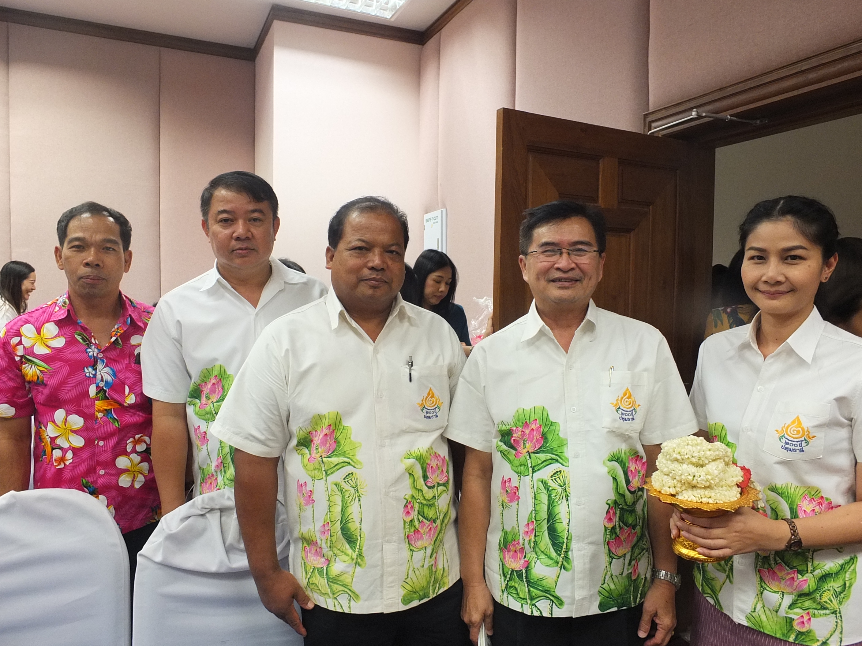 @ปทุมธานี “สำนักงานพัฒนาชุมชนจังหวัดปทุมธานี ร่วมพิธีรดน้ำดำหัวขอพรท่านอธิบดีและผู้บริหารกรมการพัฒนาชุมชน”