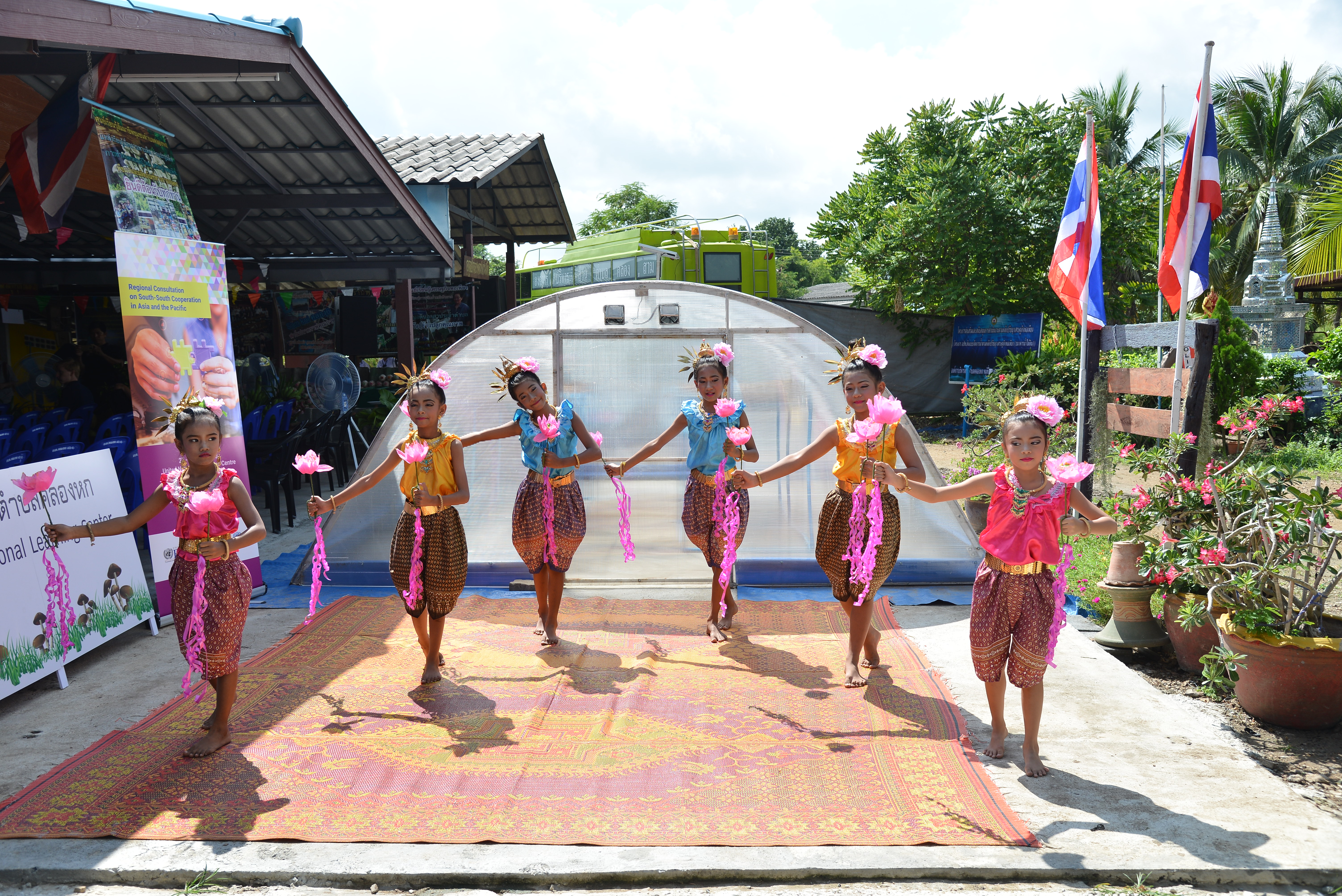 @ปทุมธานี “อธิบดีกรมความร่วมมือระหว่างประเทศ กระทรวงต่างประเทศ นำคณะผู้แทนสมาชิก ESCAP เข้าศึกษาดูงาน ศูนย์เรียนรู้สัมมาชีพชุมชนตามหลักปรัชญาเศรษฐกิจพอเพียง “