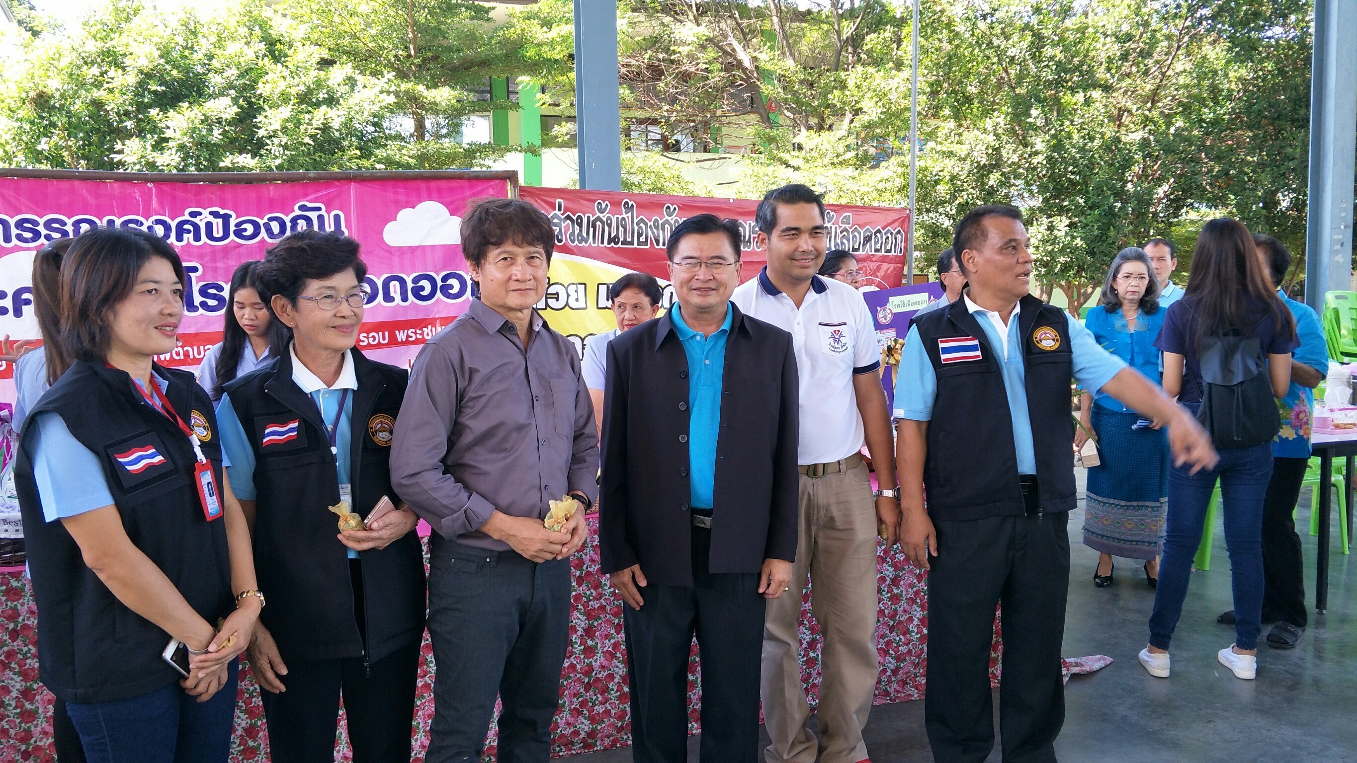 @ปทุมธานี “พิธีมอบธงสัญลักษณ์ครัวเรือนปลอดภัยยาเสพติด กองทุนแม่ของแผ่นดิน จังหวัดปทุมธานี”