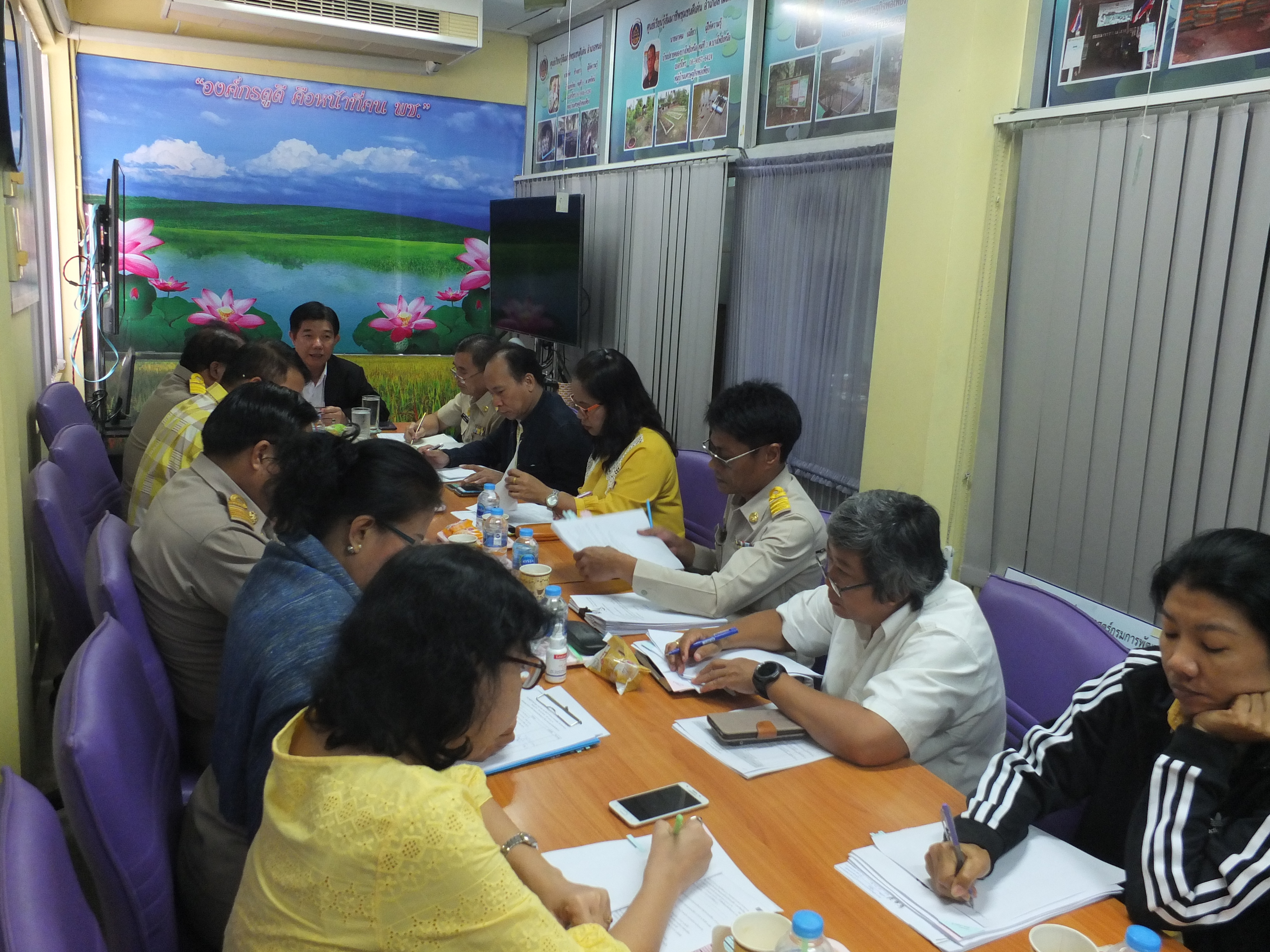 @ปทุมธานี “ผู้ตรวจราชการกรมการพัฒนาชุมชน ตรวจติดตามพร้อมมอบแนวทางการดำเนินงาน แก่สำนักงานพัฒนาชุมชนจังหวัดปทุมธานี”
