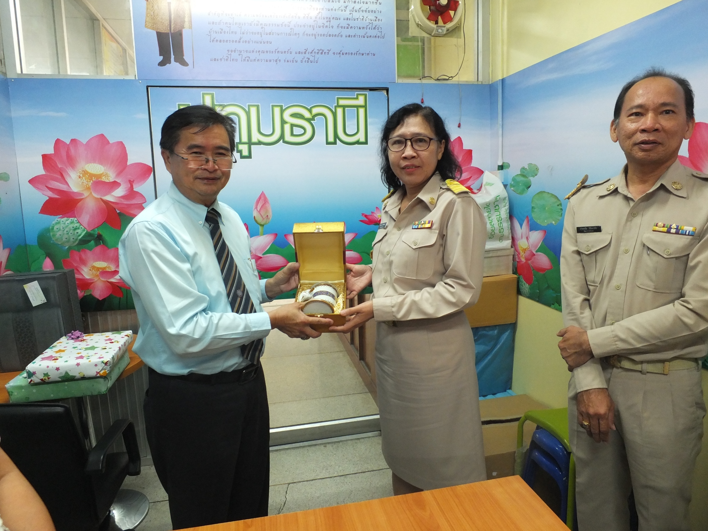 @ปทุมธานี “สพจ.ปทุมธานี ร่วมมอบของที่ระลึกแก่พัฒนาการอำเภอ ในโอกาสย้ายไปดำรงตำแหน่งพัฒนาการอำเภอในพื้นที่จังหวัดนนทบุรี”