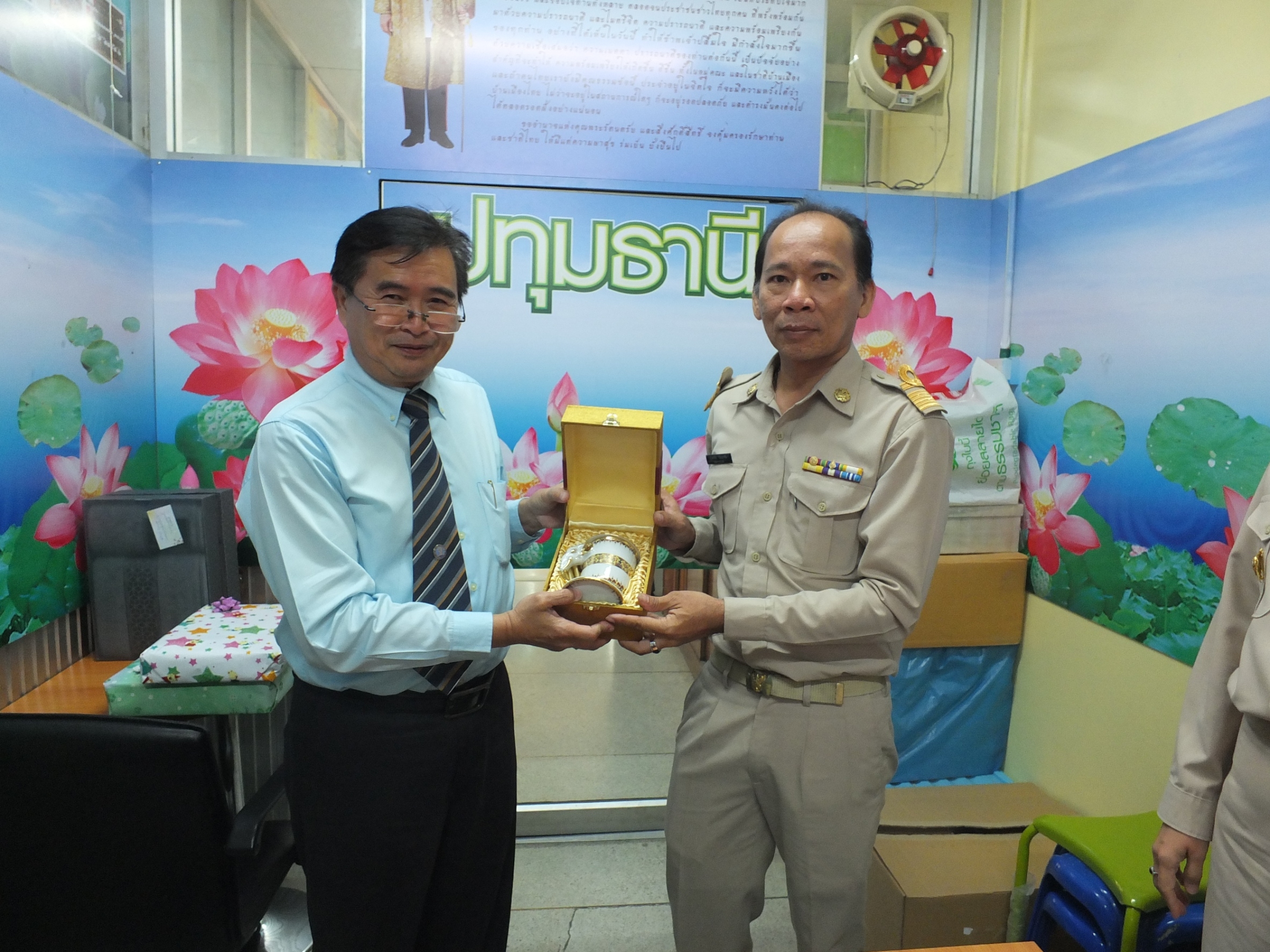 @ปทุมธานี “สพจ.ปทุมธานี ร่วมมอบของที่ระลึกแก่พัฒนาการอำเภอ ในโอกาสย้ายไปดำรงตำแหน่งพัฒนาการอำเภอในพื้นที่จังหวัดนนทบุรี”