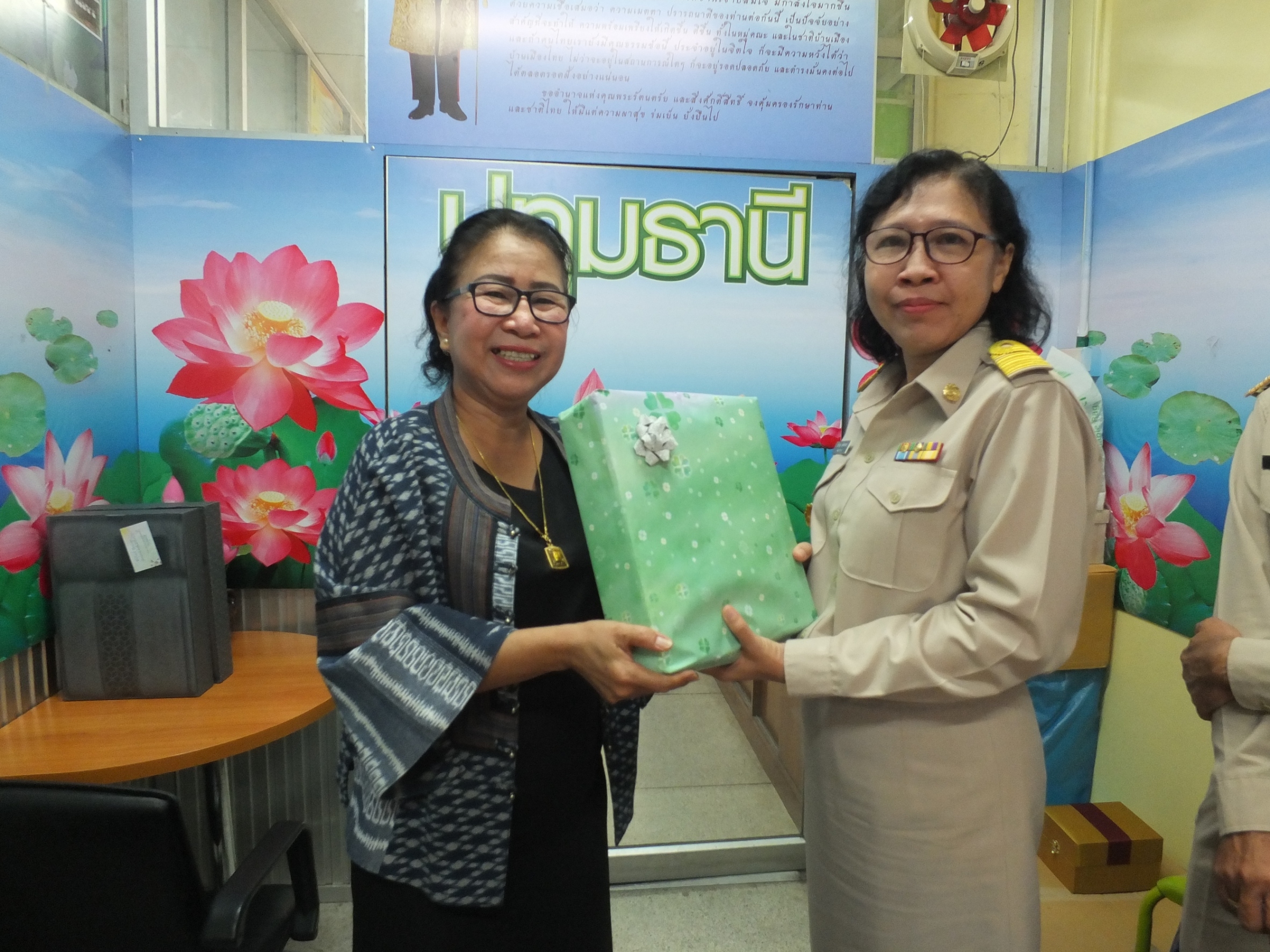 @ปทุมธานี “สพจ.ปทุมธานี ร่วมมอบของที่ระลึกแก่พัฒนาการอำเภอ ในโอกาสย้ายไปดำรงตำแหน่งพัฒนาการอำเภอในพื้นที่จังหวัดนนทบุรี”