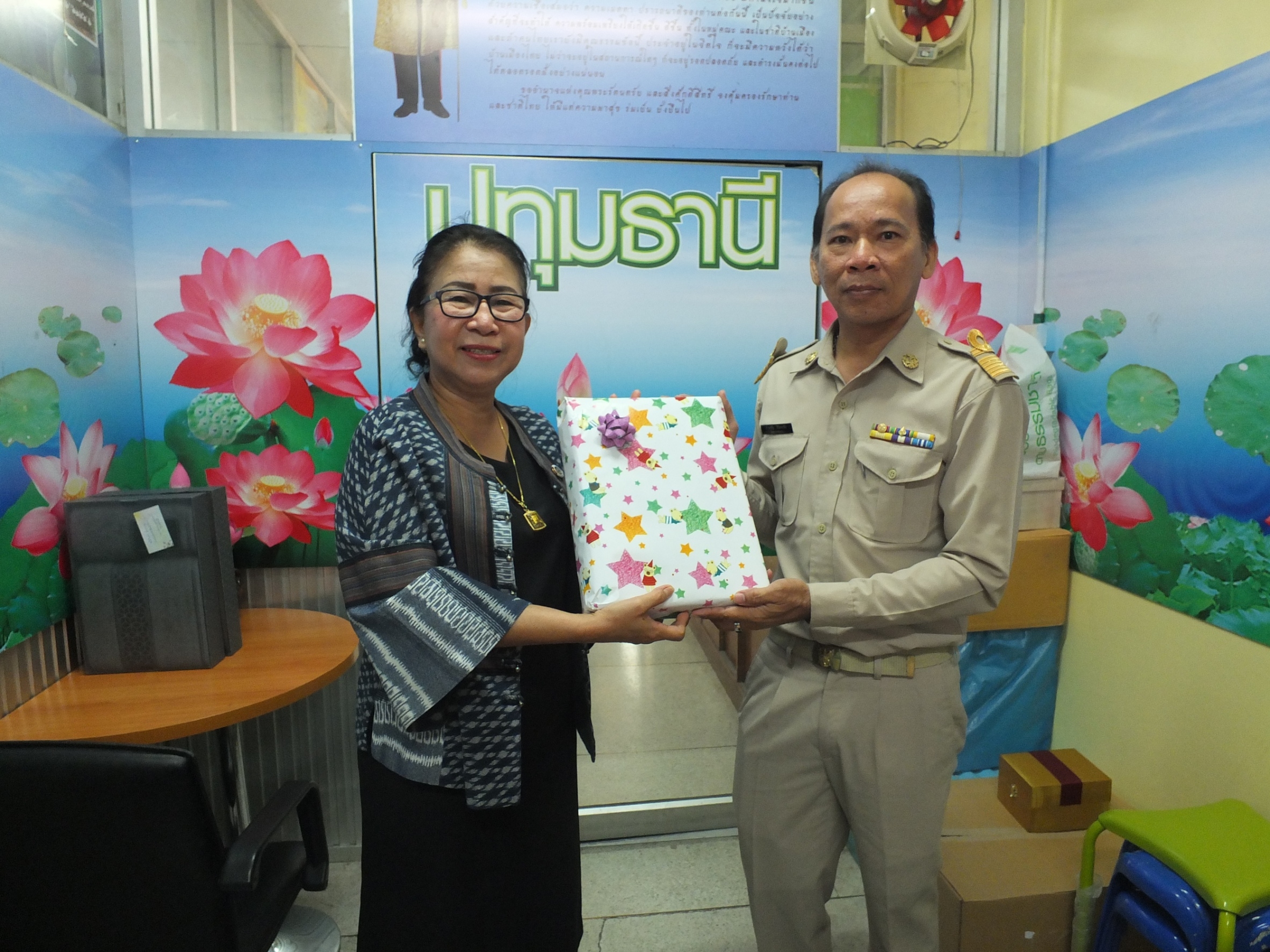@ปทุมธานี “สพจ.ปทุมธานี ร่วมมอบของที่ระลึกแก่พัฒนาการอำเภอ ในโอกาสย้ายไปดำรงตำแหน่งพัฒนาการอำเภอในพื้นที่จังหวัดนนทบุรี”