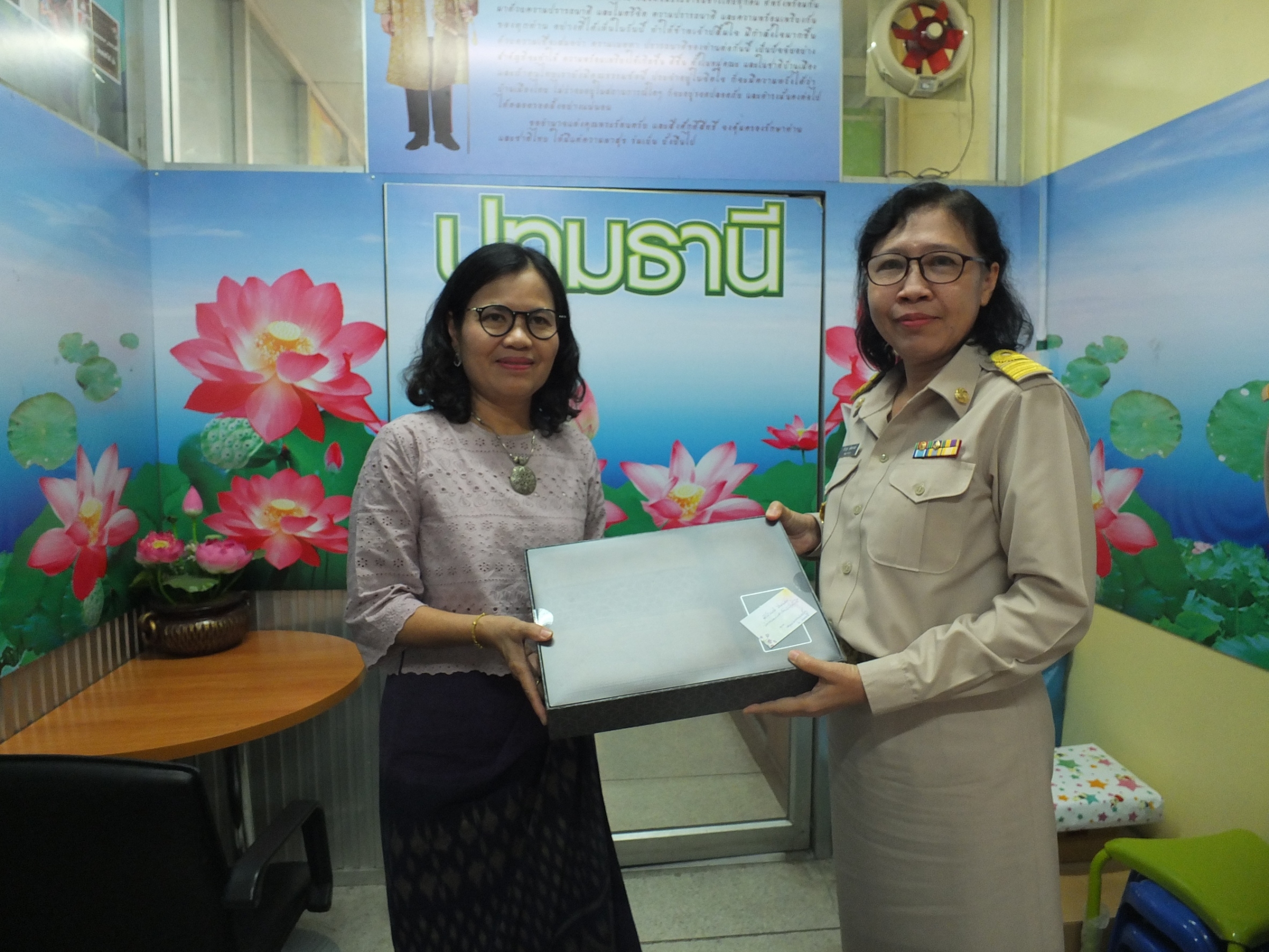 @ปทุมธานี “สพจ.ปทุมธานี ร่วมมอบของที่ระลึกแก่พัฒนาการอำเภอ ในโอกาสย้ายไปดำรงตำแหน่งพัฒนาการอำเภอในพื้นที่จังหวัดนนทบุรี”
