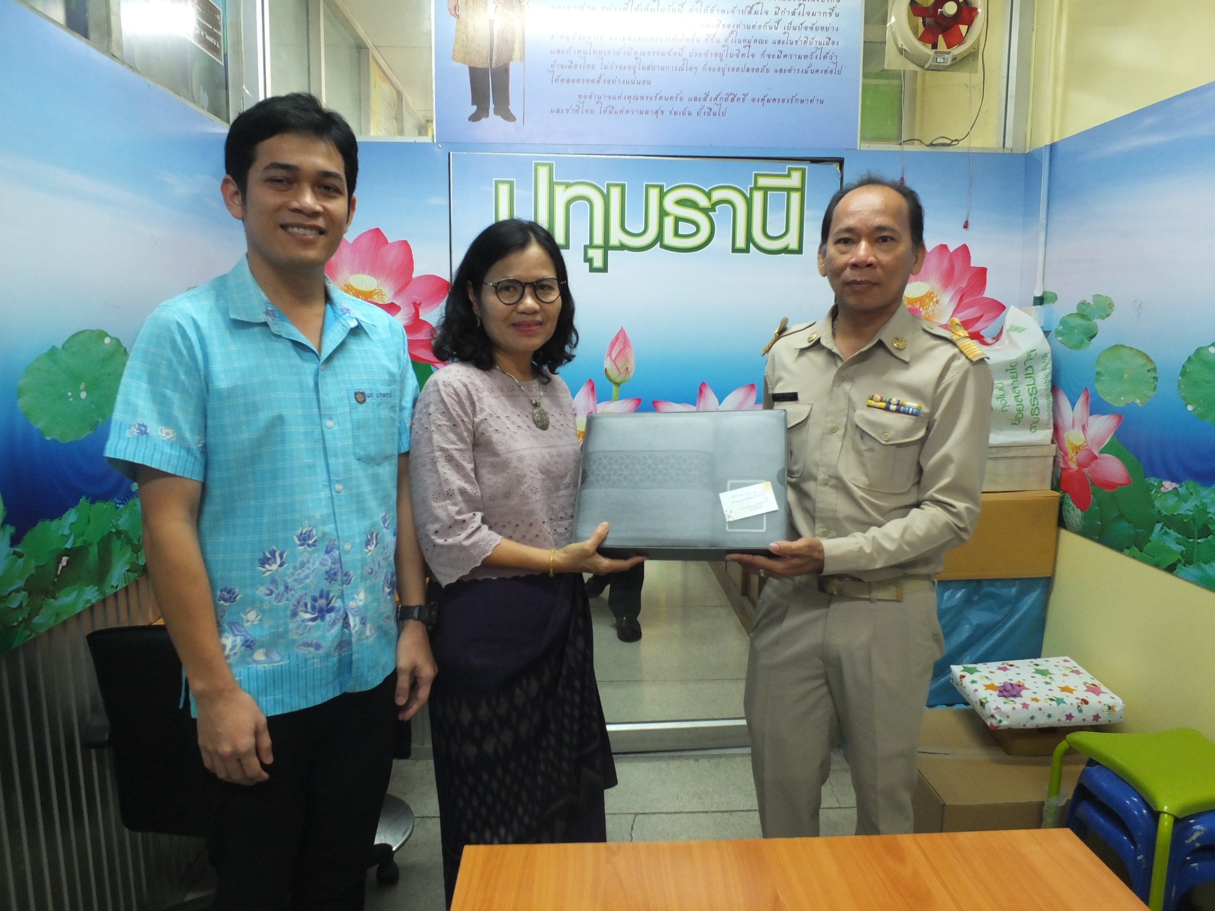@ปทุมธานี “สพจ.ปทุมธานี ร่วมมอบของที่ระลึกแก่พัฒนาการอำเภอ ในโอกาสย้ายไปดำรงตำแหน่งพัฒนาการอำเภอในพื้นที่จังหวัดนนทบุรี”