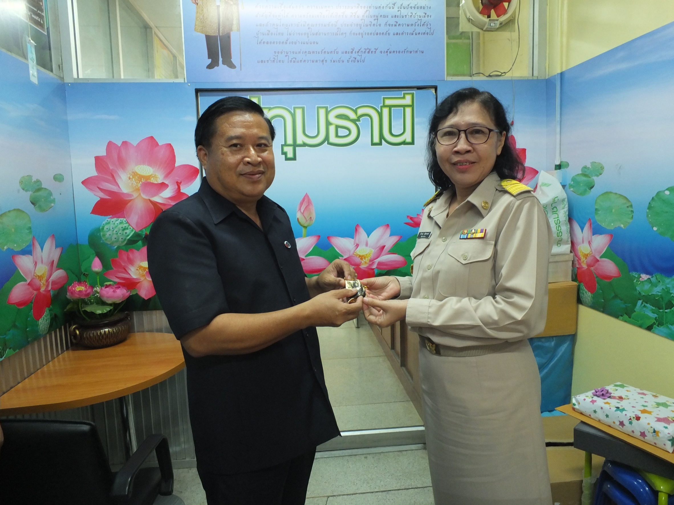 @ปทุมธานี “สพจ.ปทุมธานี ร่วมมอบของที่ระลึกแก่พัฒนาการอำเภอ ในโอกาสย้ายไปดำรงตำแหน่งพัฒนาการอำเภอในพื้นที่จังหวัดนนทบุรี”