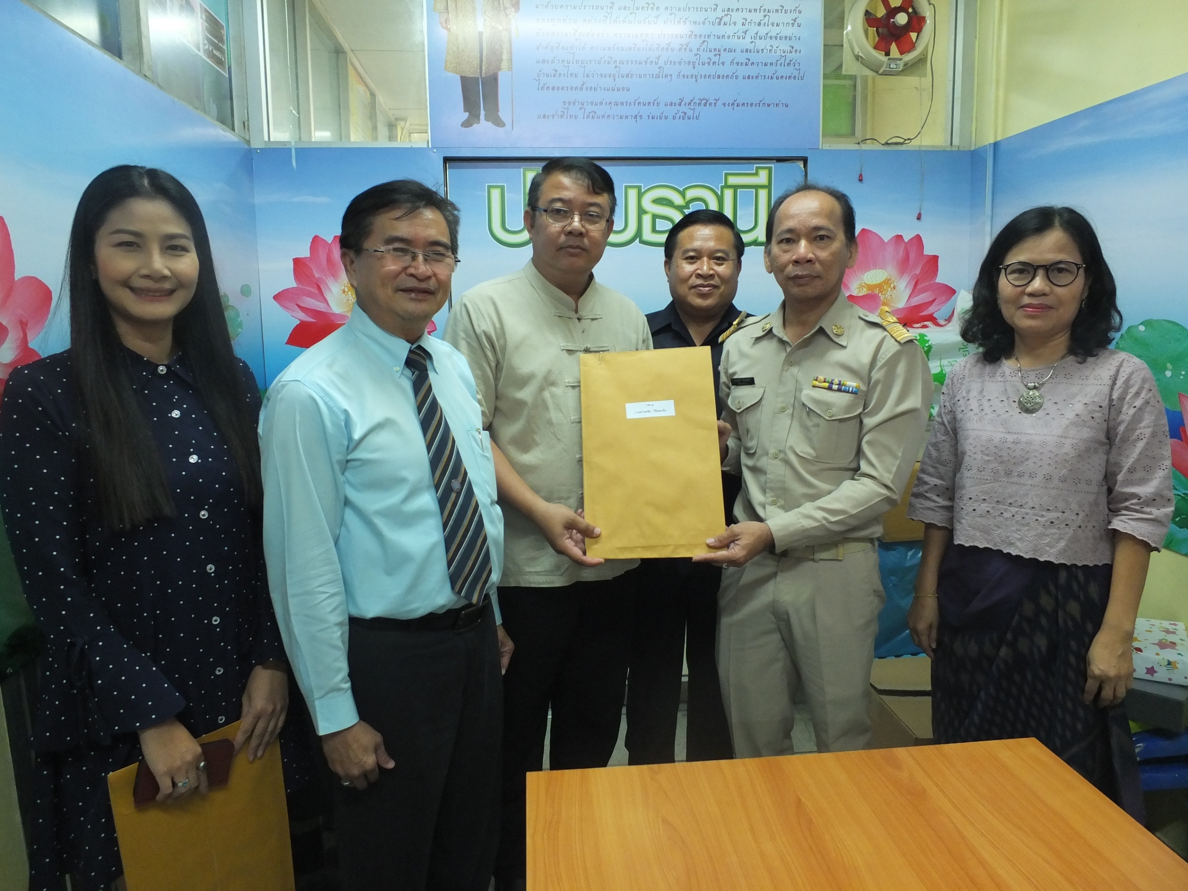 @ปทุมธานี “สพจ.ปทุมธานี ร่วมมอบของที่ระลึกแก่พัฒนาการอำเภอ ในโอกาสย้ายไปดำรงตำแหน่งพัฒนาการอำเภอในพื้นที่จังหวัดนนทบุรี”