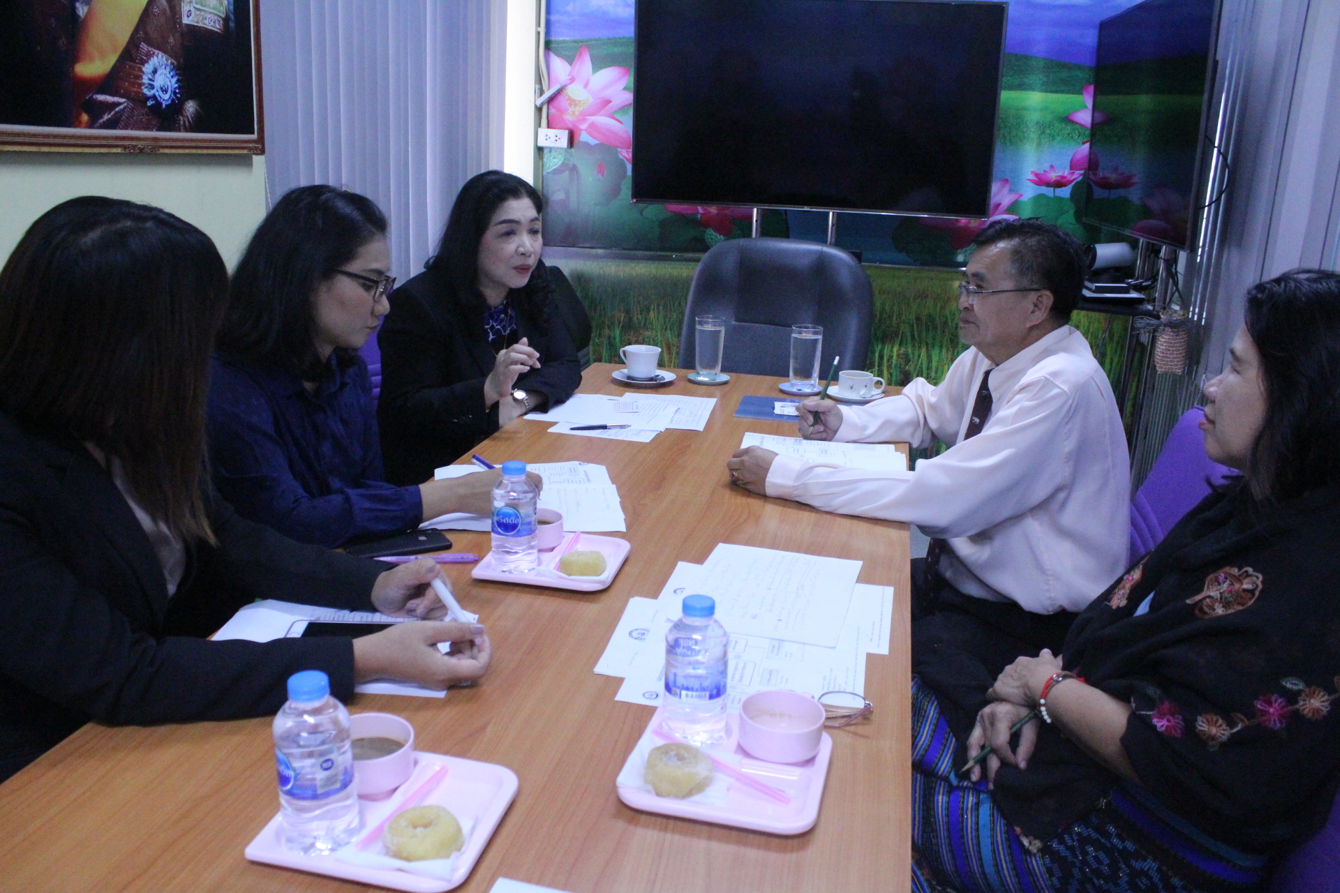 @ปทุมธานี “สพจ.ปทุมธานี ร่วมประชุมเพื่อปรึกษาหารือแนวทางบูรณการความรู้แก่ชุมชน ตามโครงการบริการวิชาการในด้านการส่งเสริมและการพัฒนาผลิตภัณฑ์ชุมชนสู่ตลาดดิจิทัลไทยแลนด์ 4.0”