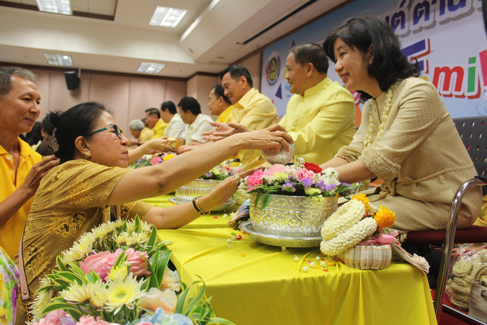 @ปทุมธานี “สำนักงานพัฒนาชุมชนจังหวัดปทุมธานี ร่วมพิธีรดน้ำขอพรท่านอธิบดีและผู้บริหารกรมการพัฒนาชุมชน”
