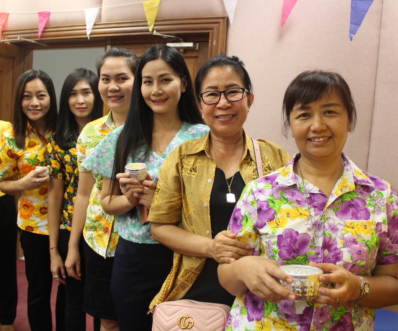 @ปทุมธานี “สำนักงานพัฒนาชุมชนจังหวัดปทุมธานี ร่วมพิธีรดน้ำขอพรท่านอธิบดีและผู้บริหารกรมการพัฒนาชุมชน”