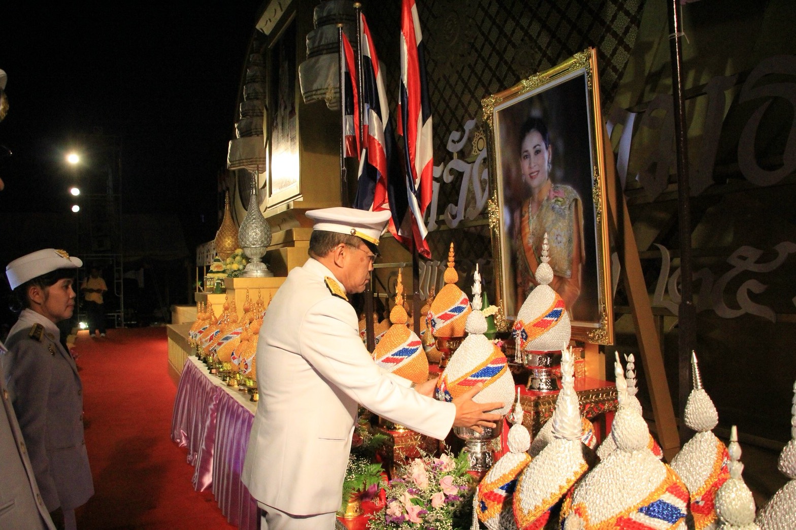 @ปทุมธานี “ผู้ว่าฯปทุมธานี นำชาวจังหวัดปทุมธานี ร่วมจุดเทียนถวายพระพรชัยมงคล เนื่องในโอกาสวันเฉลิมพระชนมพรรษา สมเด็จพระนางเจ้าฯ พระบรมราชินี “