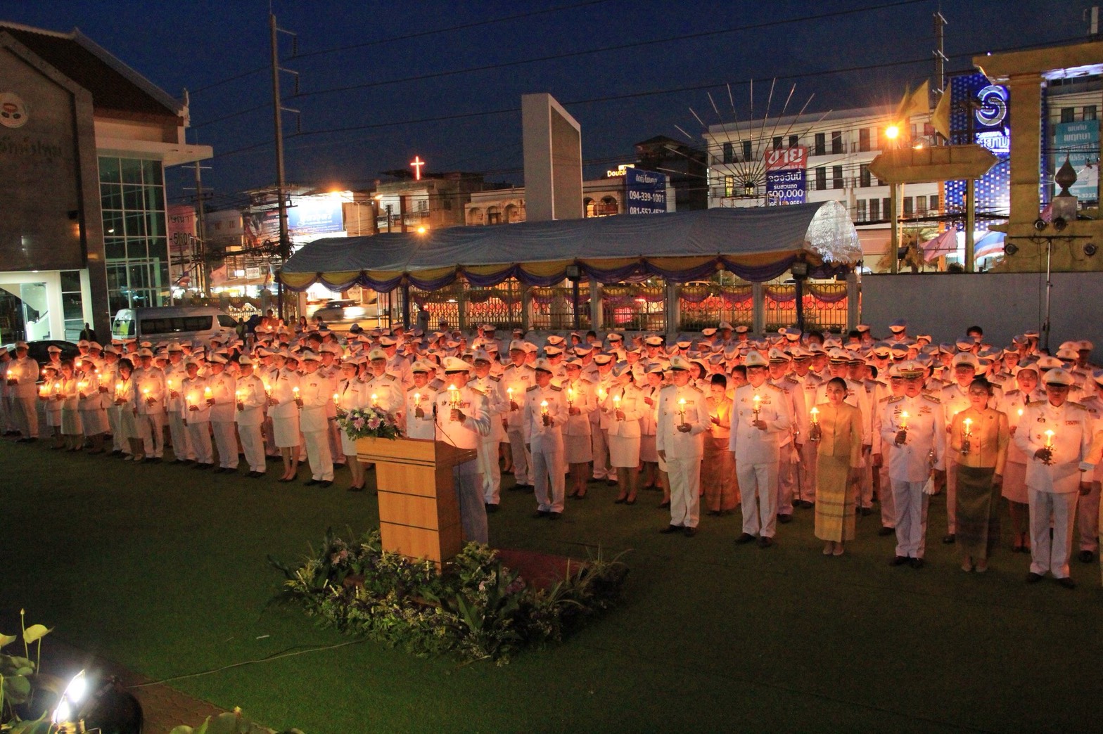 @ปทุมธานี “ผู้ว่าฯปทุมธานี นำชาวจังหวัดปทุมธานี ร่วมจุดเทียนถวายพระพรชัยมงคล เนื่องในโอกาสวันเฉลิมพระชนมพรรษา สมเด็จพระนางเจ้าฯ พระบรมราชินี “