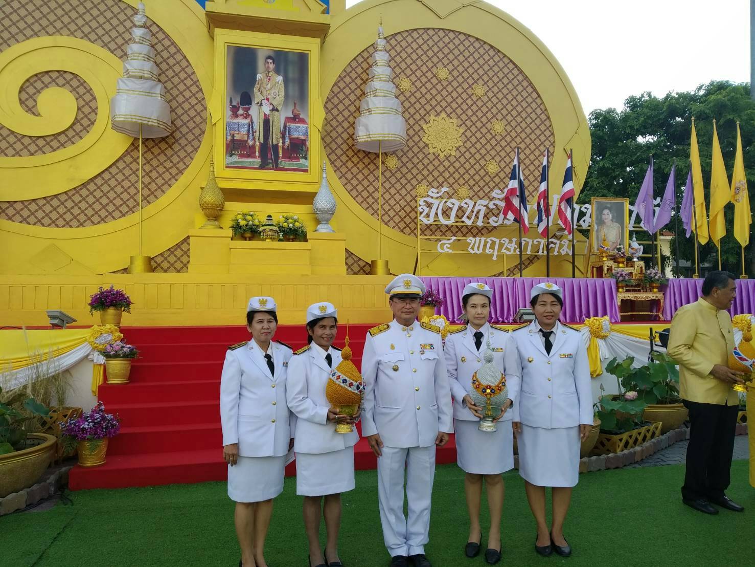 @ปทุมธานี “ผู้ว่าฯปทุมธานี นำชาวจังหวัดปทุมธานี ร่วมจุดเทียนถวายพระพรชัยมงคล เนื่องในโอกาสวันเฉลิมพระชนมพรรษา สมเด็จพระนางเจ้าฯ พระบรมราชินี “