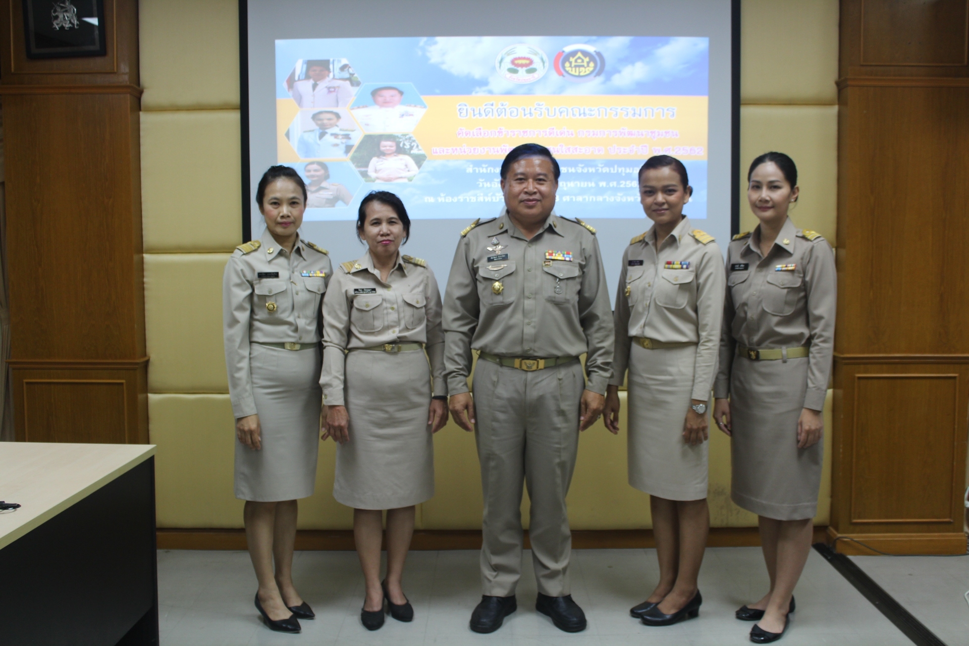 @ปทุมธานี ““ผู้ตรวจราชการกรมการพัฒนาชุมชน พร้อมคณะ ตรวจติดตามการดำเนินงานและพิจารณาคัดเลือกข้าราชการดีเด่นและหน่วยงานพัฒนาชุมชนใสสะอาด ประจำปี 2562”