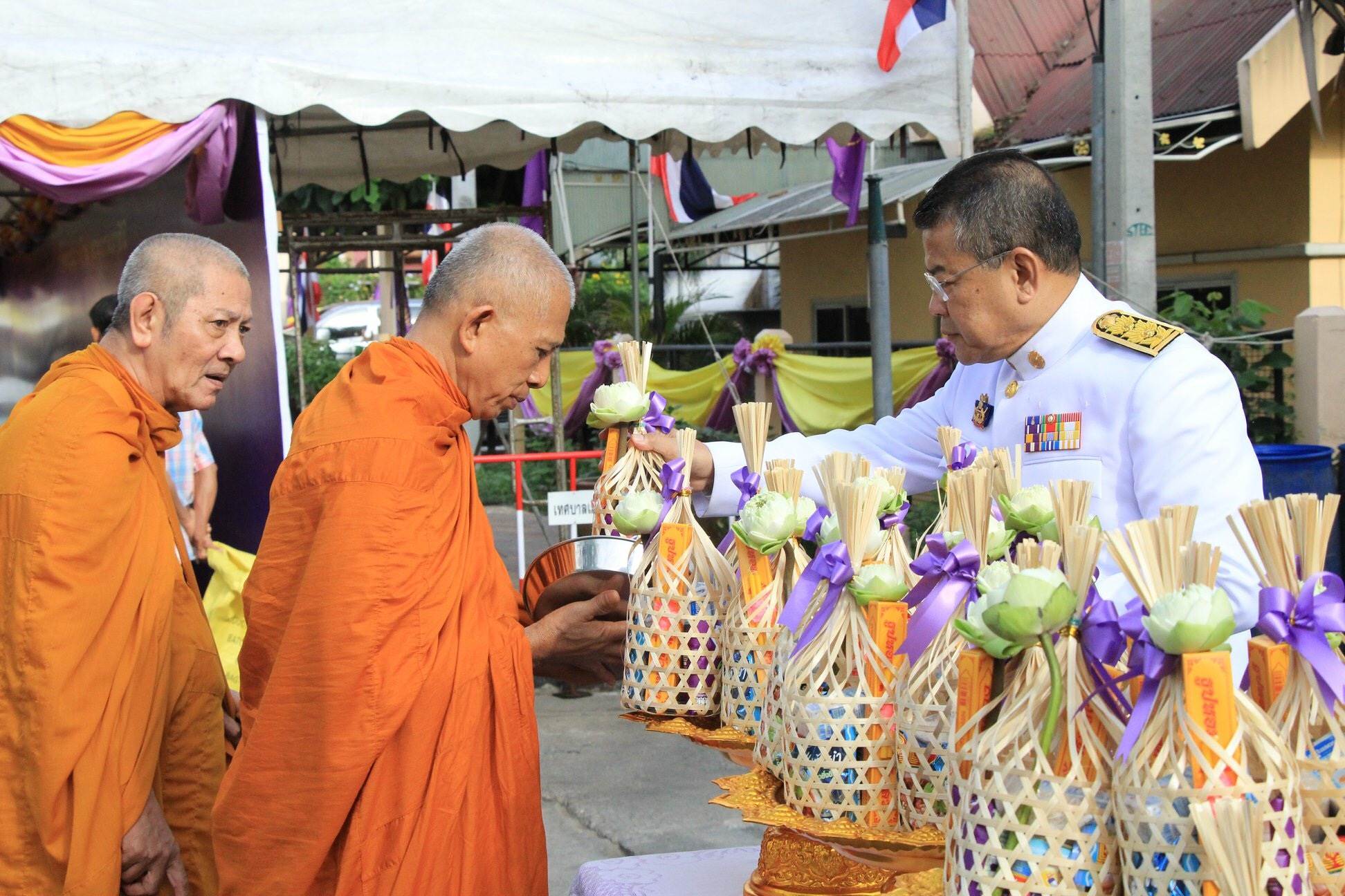 @ปทุมธานี “ผู้ว่าราชการจังหวัดปทุมธานี นำข้าราชการและประชาชน พิธีทำบุญตักบาตรถวายพระราชกุศล  และพิธีลงนามถวายพระพรชัยมงคล เนื่องในโอกาสเฉลิมพระชนมพรรษาสมเด็จพระนางเจ้าฯ พระบรมราชินี”