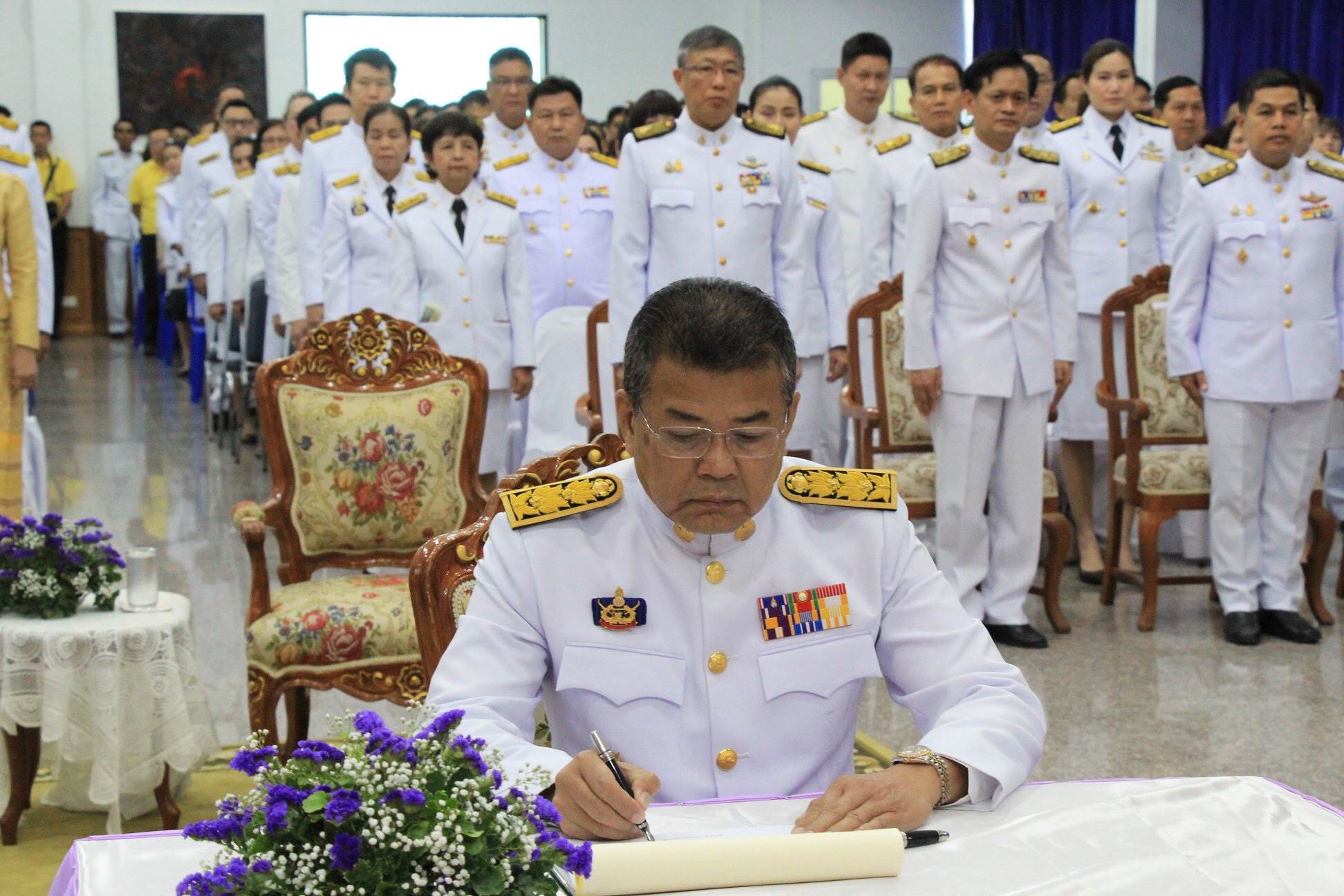 @ปทุมธานี “ผู้ว่าราชการจังหวัดปทุมธานี นำข้าราชการและประชาชน พิธีทำบุญตักบาตรถวายพระราชกุศล  และพิธีลงนามถวายพระพรชัยมงคล เนื่องในโอกาสเฉลิมพระชนมพรรษาสมเด็จพระนางเจ้าฯ พระบรมราชินี”
