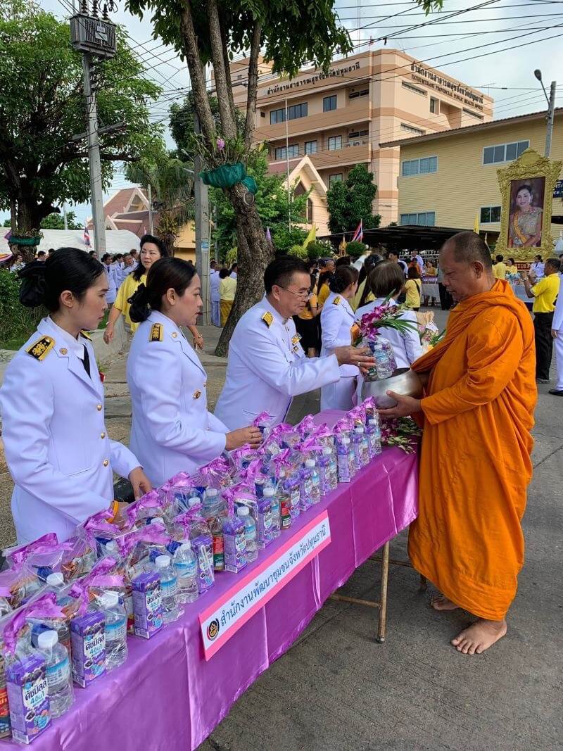 @ปทุมธานี “ผู้ว่าราชการจังหวัดปทุมธานี นำข้าราชการและประชาชน พิธีทำบุญตักบาตรถวายพระราชกุศล  และพิธีลงนามถวายพระพรชัยมงคล เนื่องในโอกาสเฉลิมพระชนมพรรษาสมเด็จพระนางเจ้าฯ พระบรมราชินี”