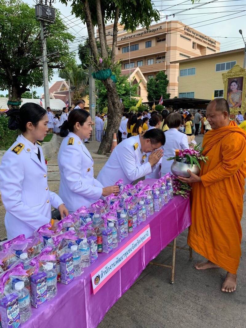 @ปทุมธานี “ผู้ว่าราชการจังหวัดปทุมธานี นำข้าราชการและประชาชน พิธีทำบุญตักบาตรถวายพระราชกุศล  และพิธีลงนามถวายพระพรชัยมงคล เนื่องในโอกาสเฉลิมพระชนมพรรษาสมเด็จพระนางเจ้าฯ พระบรมราชินี”