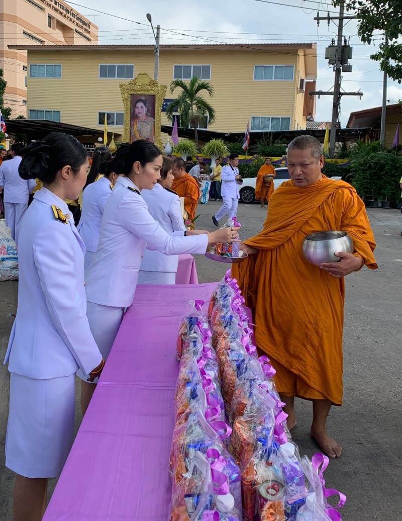 @ปทุมธานี “ผู้ว่าราชการจังหวัดปทุมธานี นำข้าราชการและประชาชน พิธีทำบุญตักบาตรถวายพระราชกุศล  และพิธีลงนามถวายพระพรชัยมงคล เนื่องในโอกาสเฉลิมพระชนมพรรษาสมเด็จพระนางเจ้าฯ พระบรมราชินี”